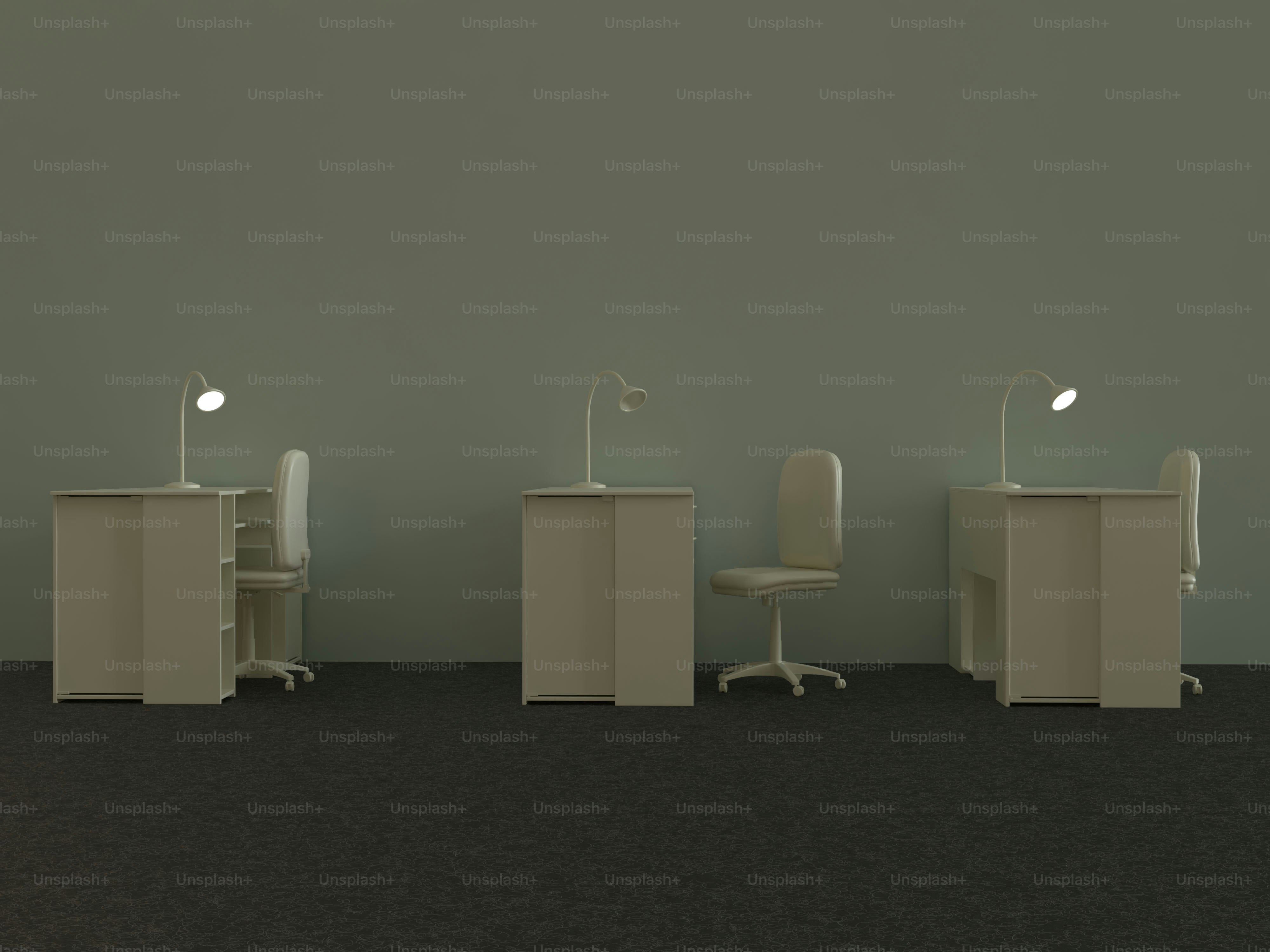 의자와 램프가 놓인 빈 책상 세 개.