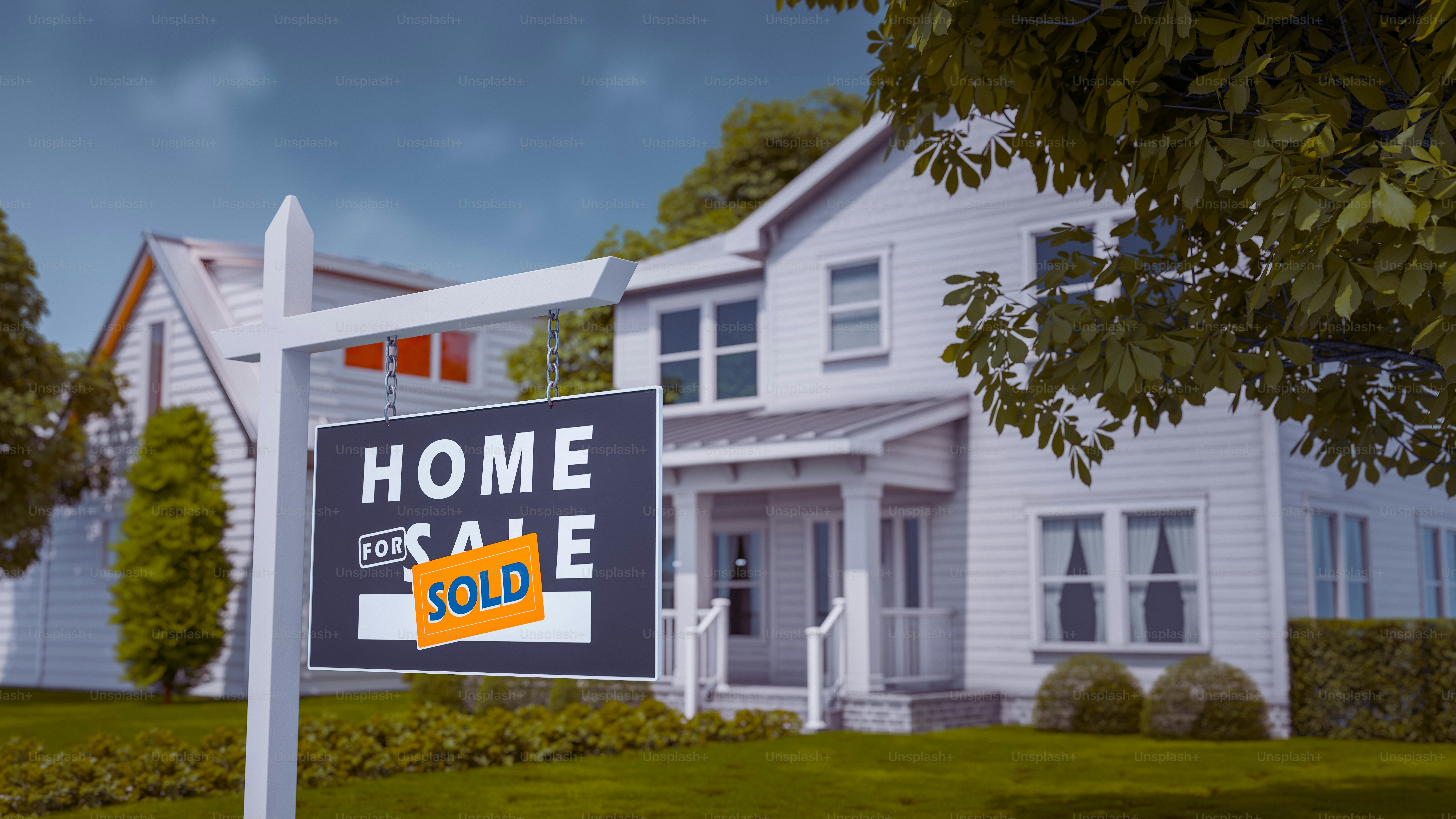 판매 간판이 앞에 있는 하얀 집.