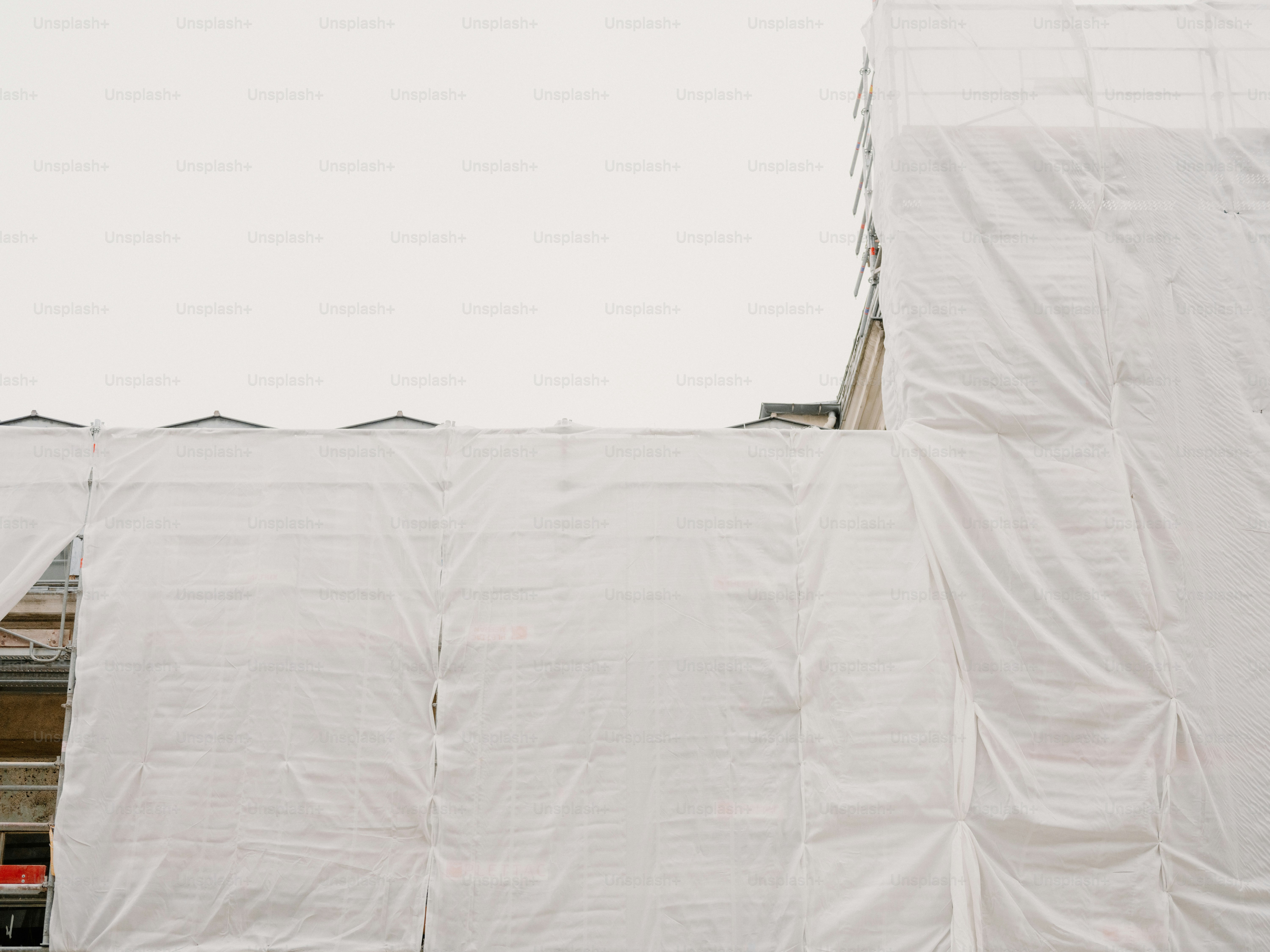 L'edificio coperto da teli protettivi bianchi