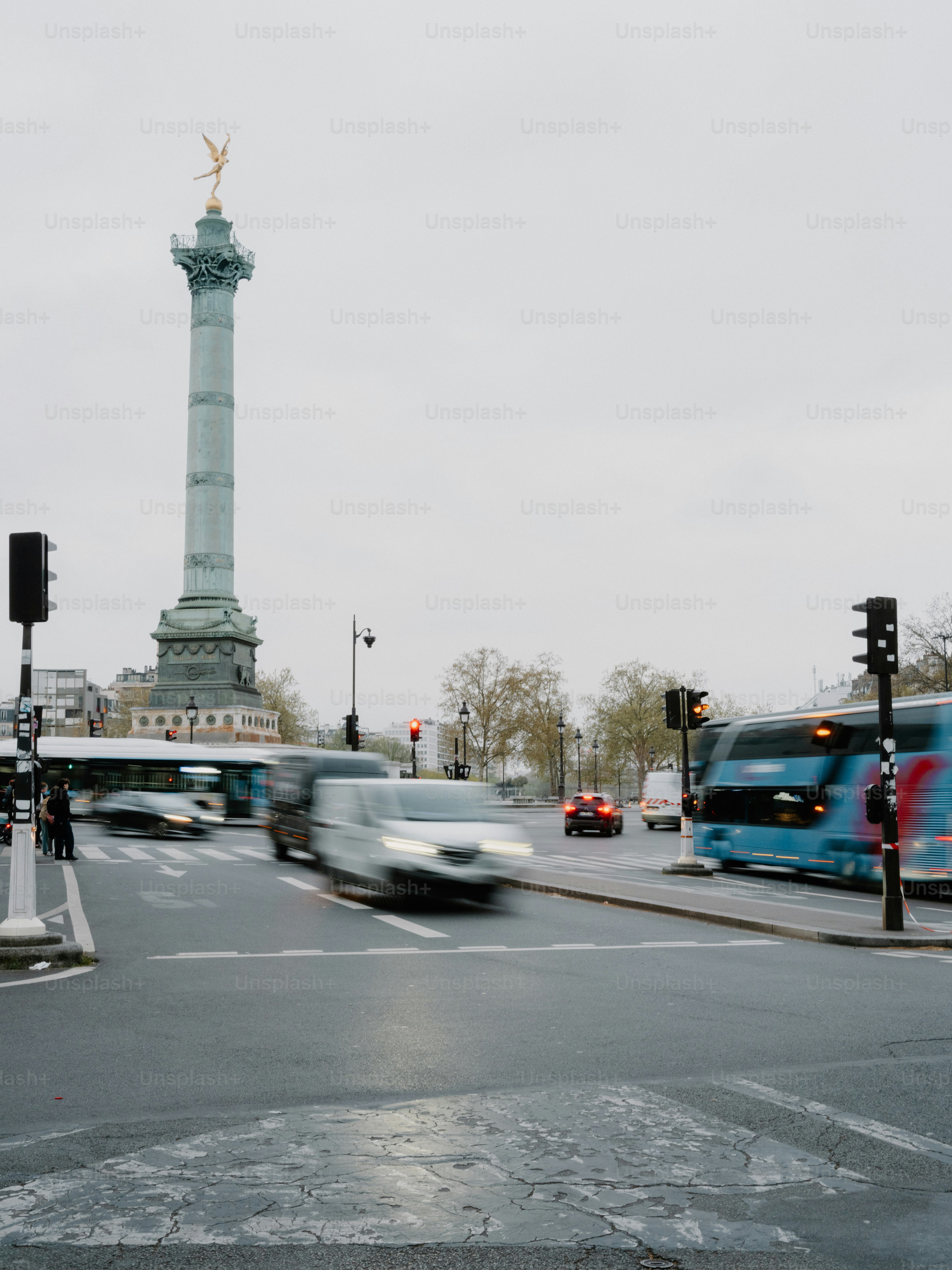Carrefour fréquenté avec un haut monument à Paris.