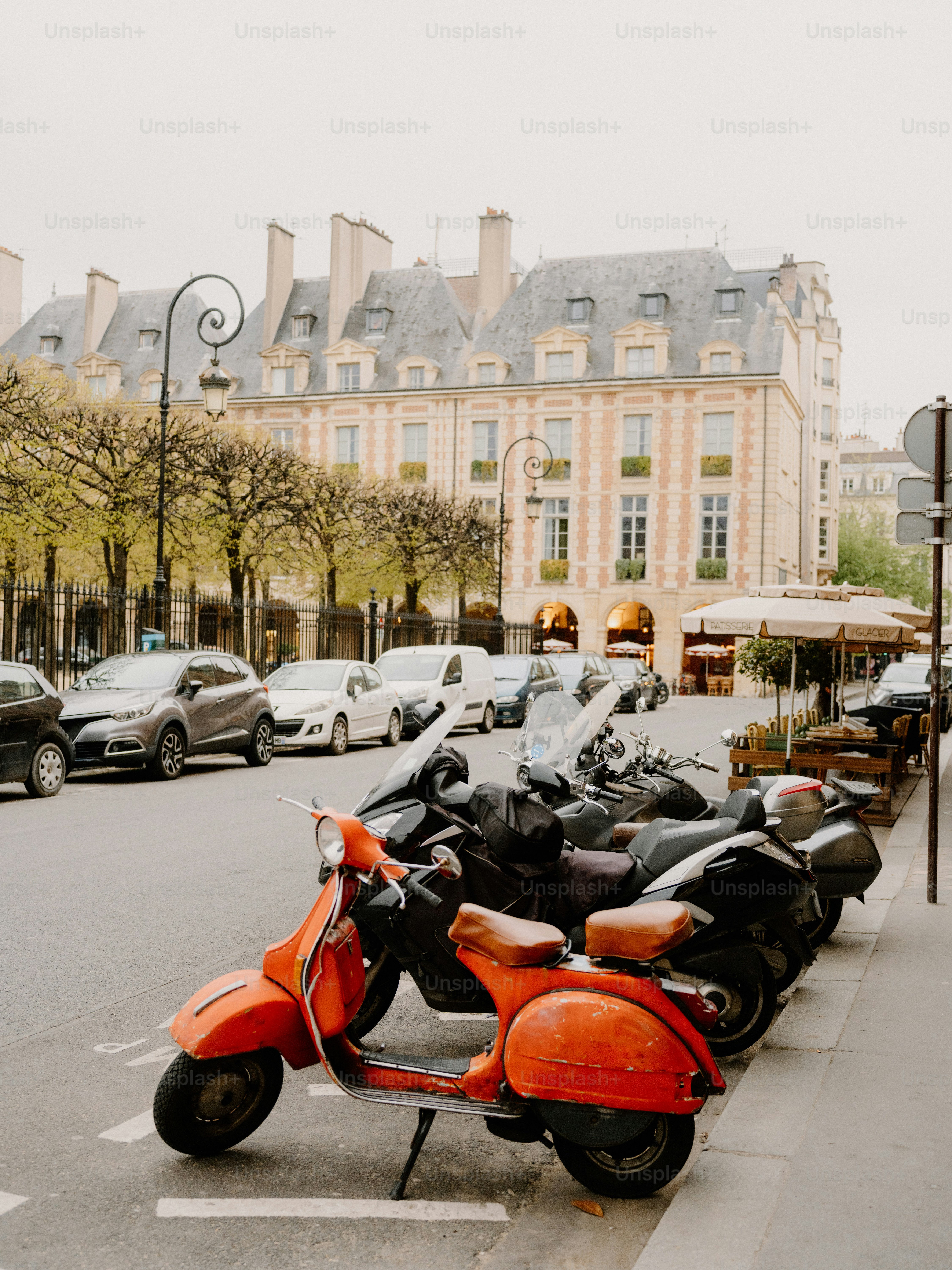 Scooter orange garé dans une rue avec des bâtiments