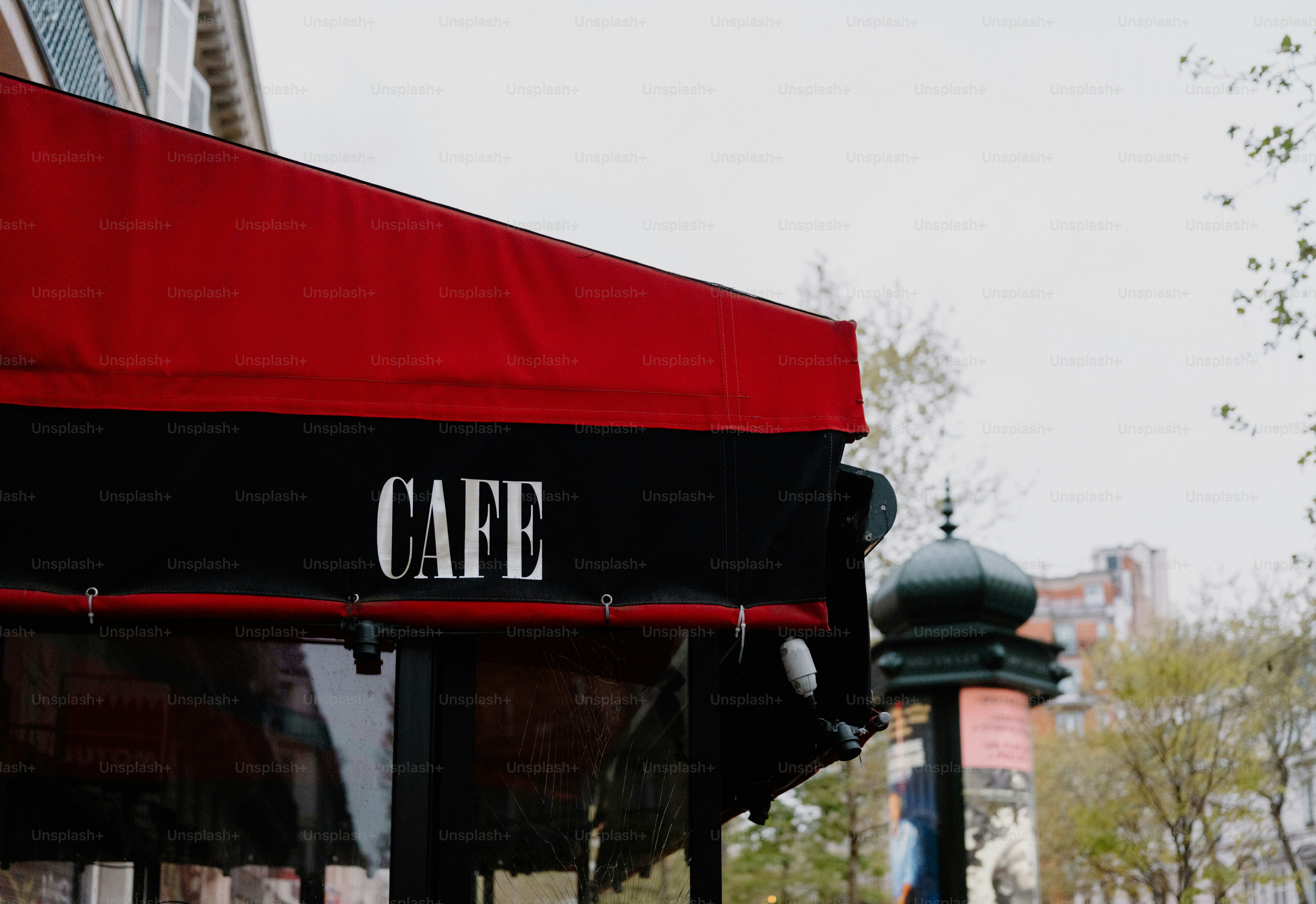 Rotes Vordach über einem Café-Eingang