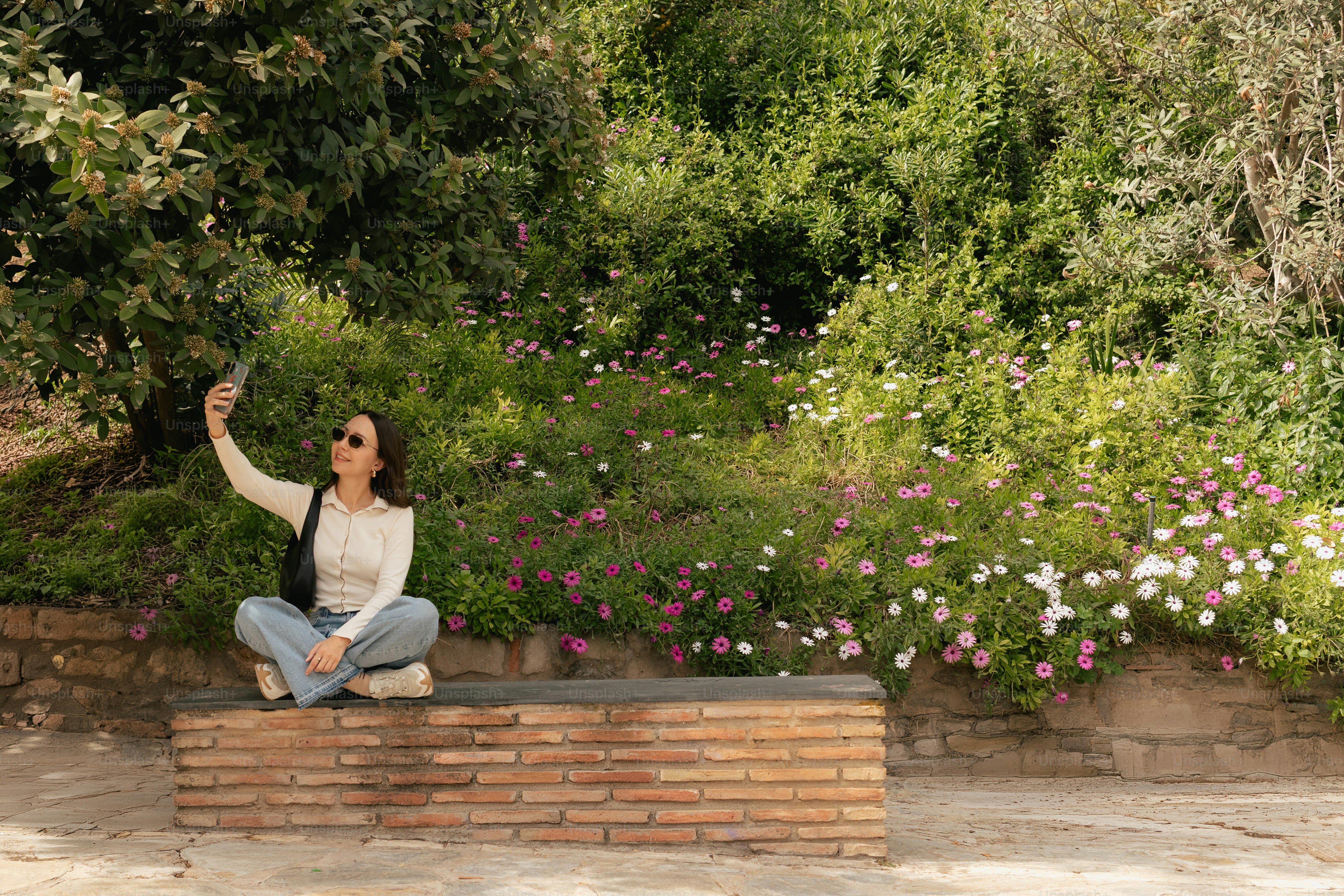 Femme prenant un selfie sur un banc de parc