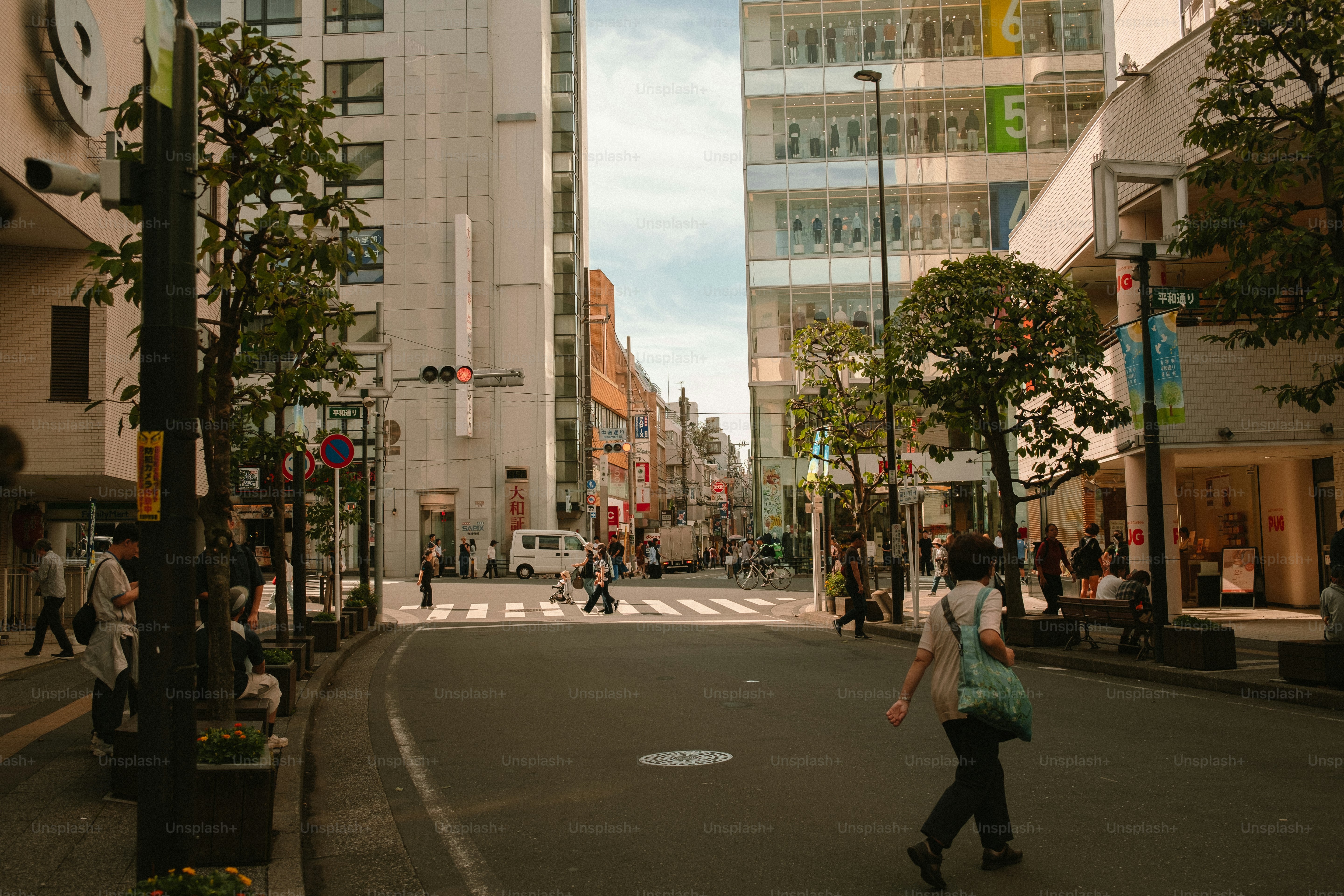 Orang-orang menyeberang jalan di kota modern.