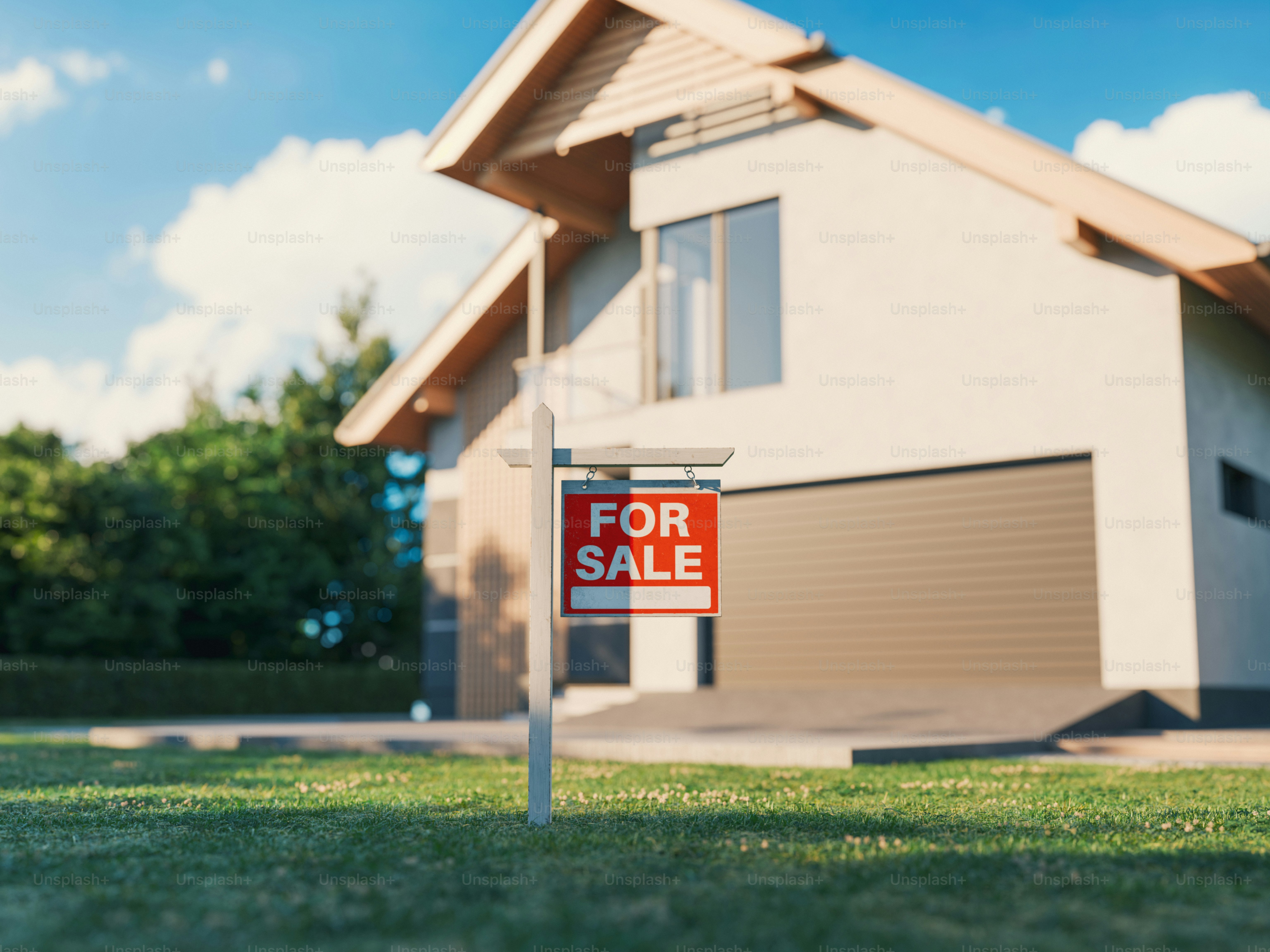 Rumah dengan tanda merah "dijual" di depan.