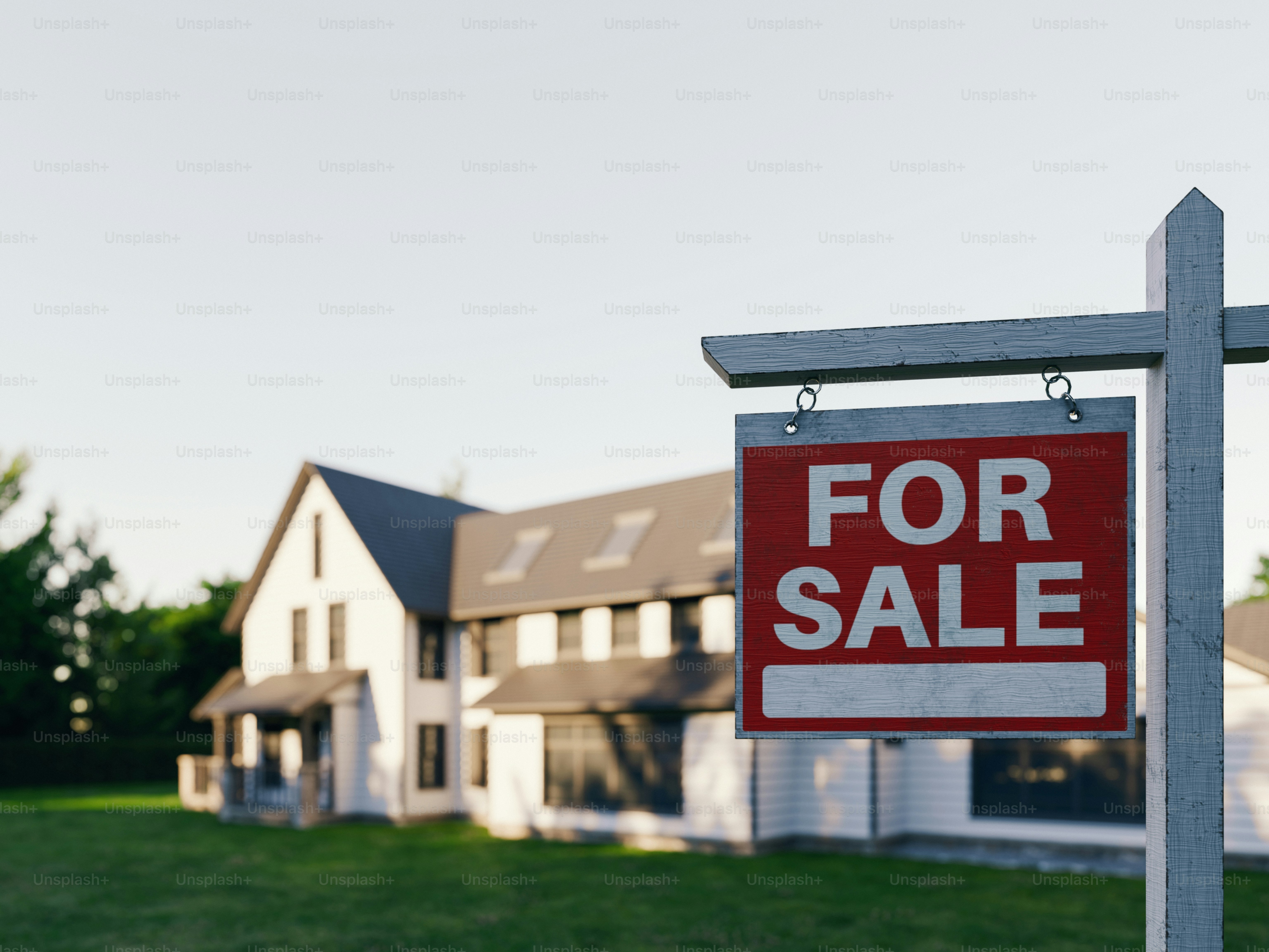 Sebuah rumah putih dengan tanda "untuk dijual".