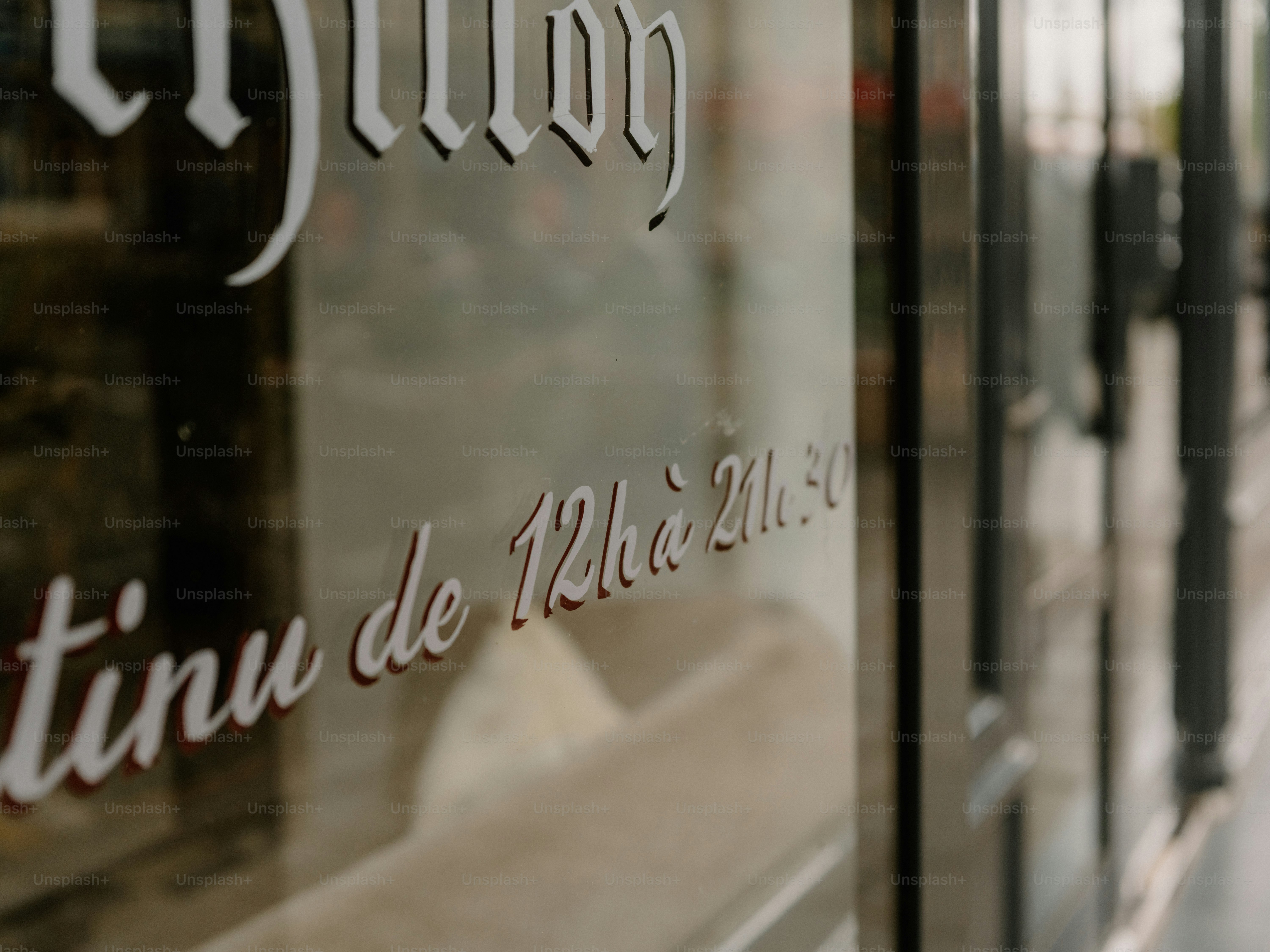 Le texte sur verre indique les heures d’ouverture