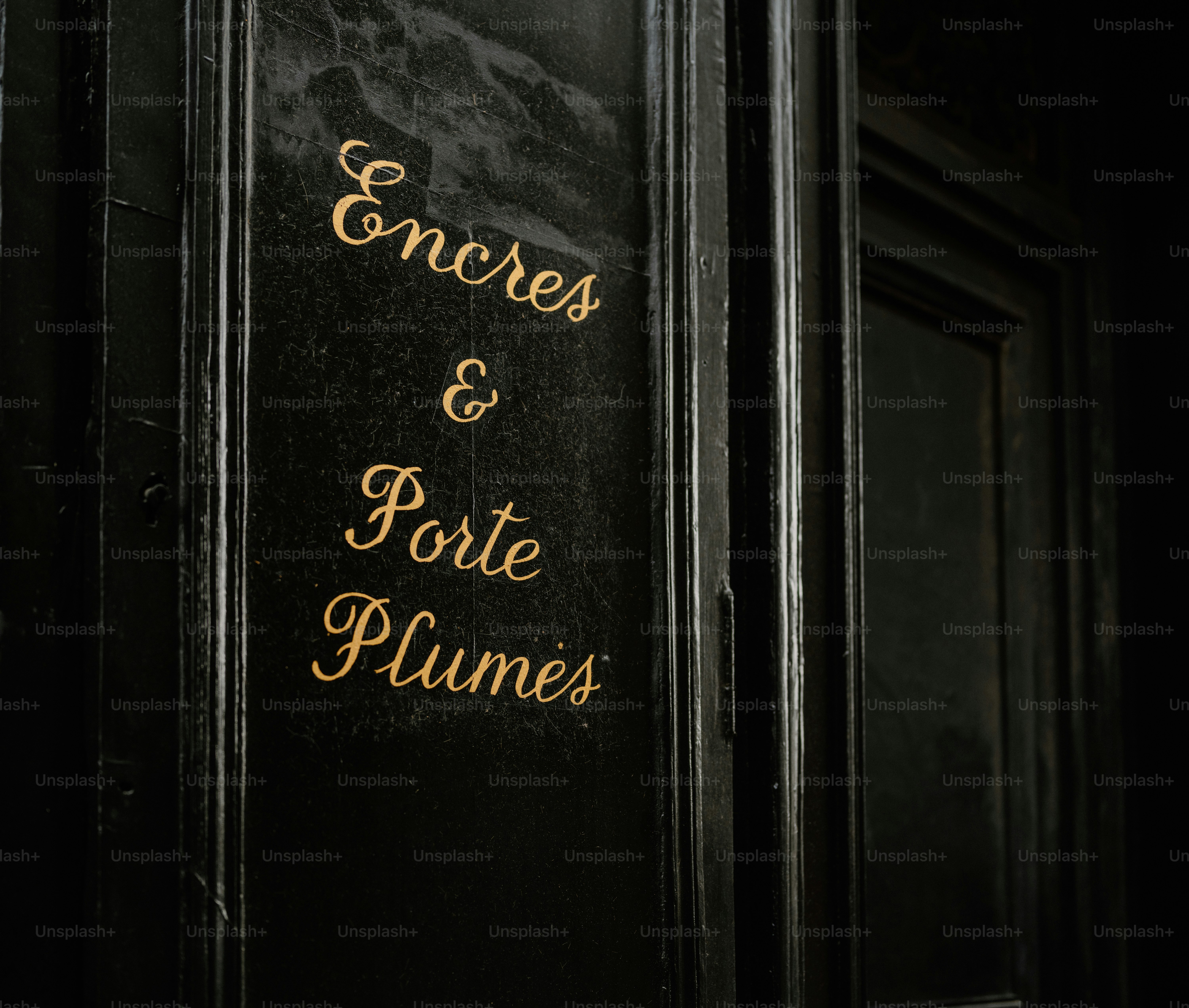 Les lettres dorées sur la porte sombre indiquent les plumes encre et porte.