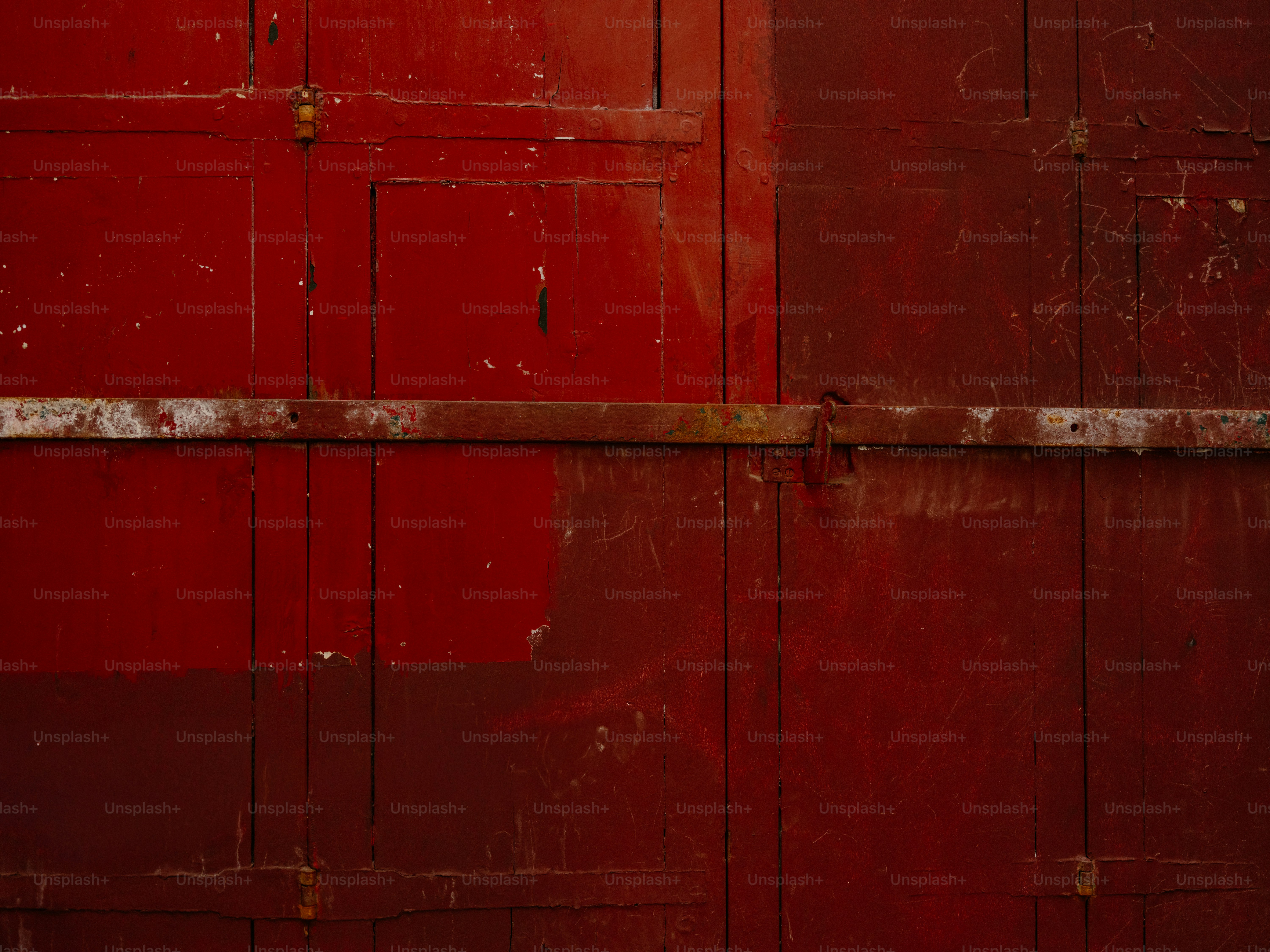 Pintu kayu merah lapuk dengan batang logam