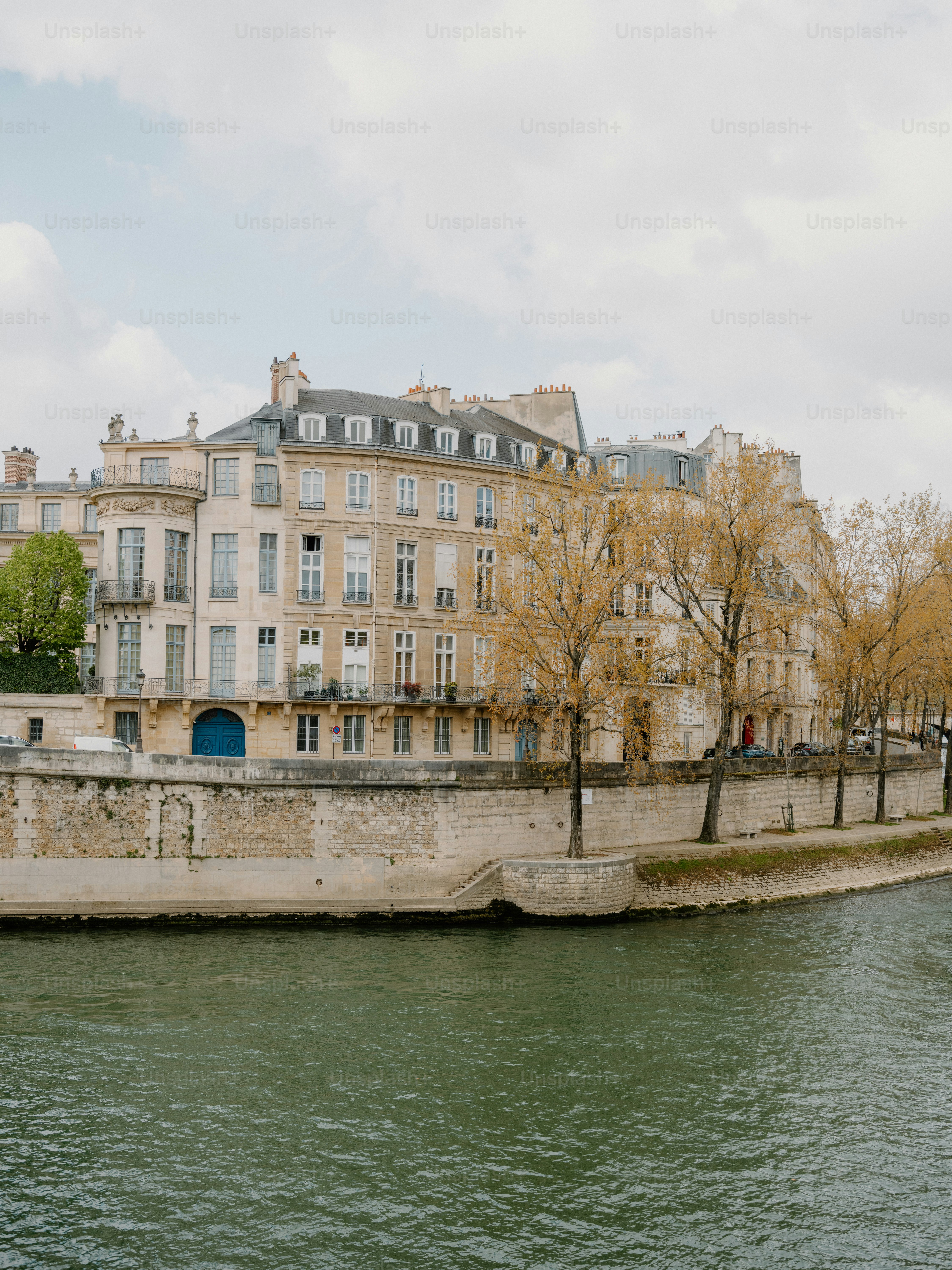 Edificios a lo largo del río Sena en París
