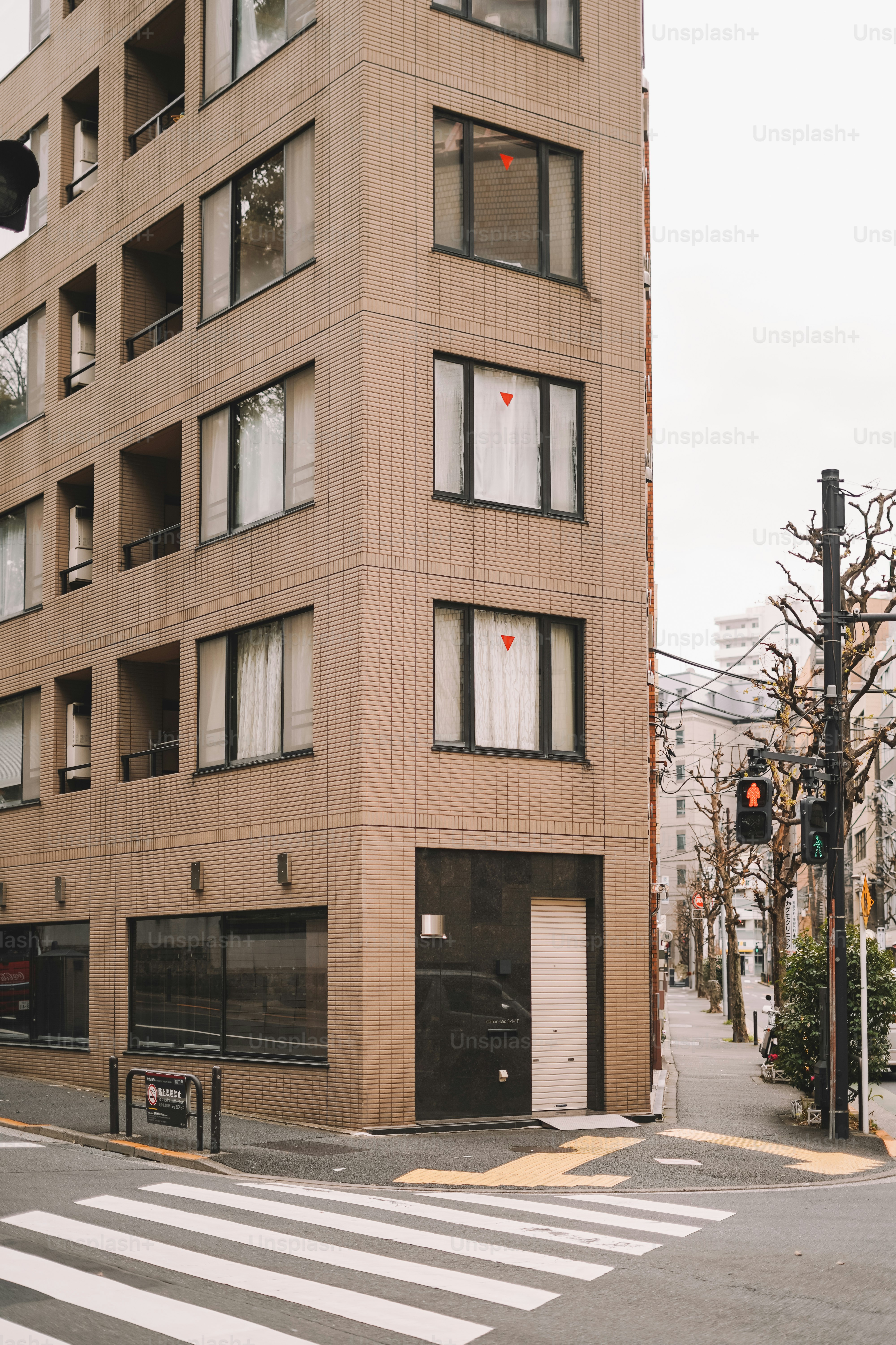 Esquina moderna do prédio com rua e faixa de pedestres