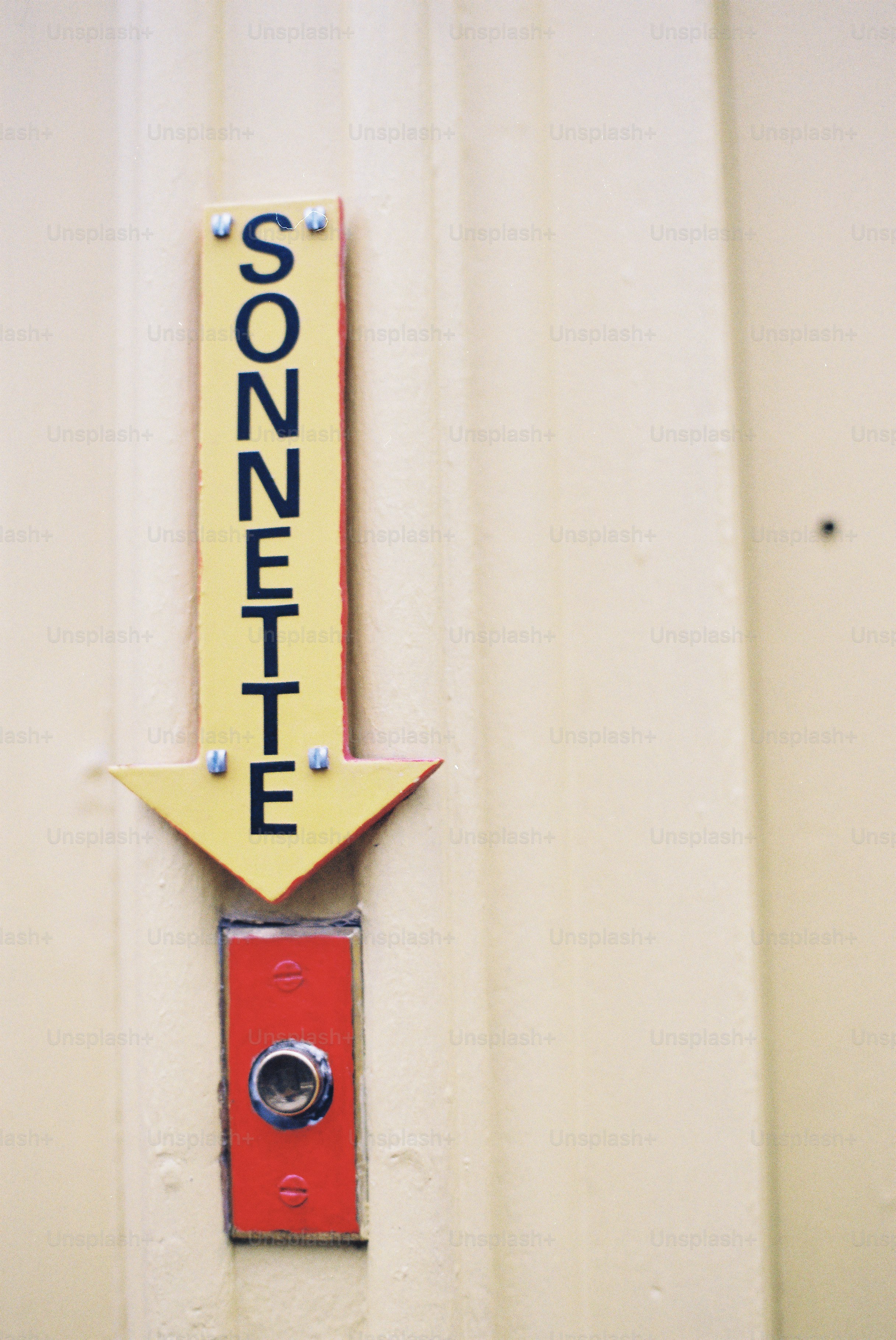 Panneau jaune avec le mot sonnette pointant vers le bas.