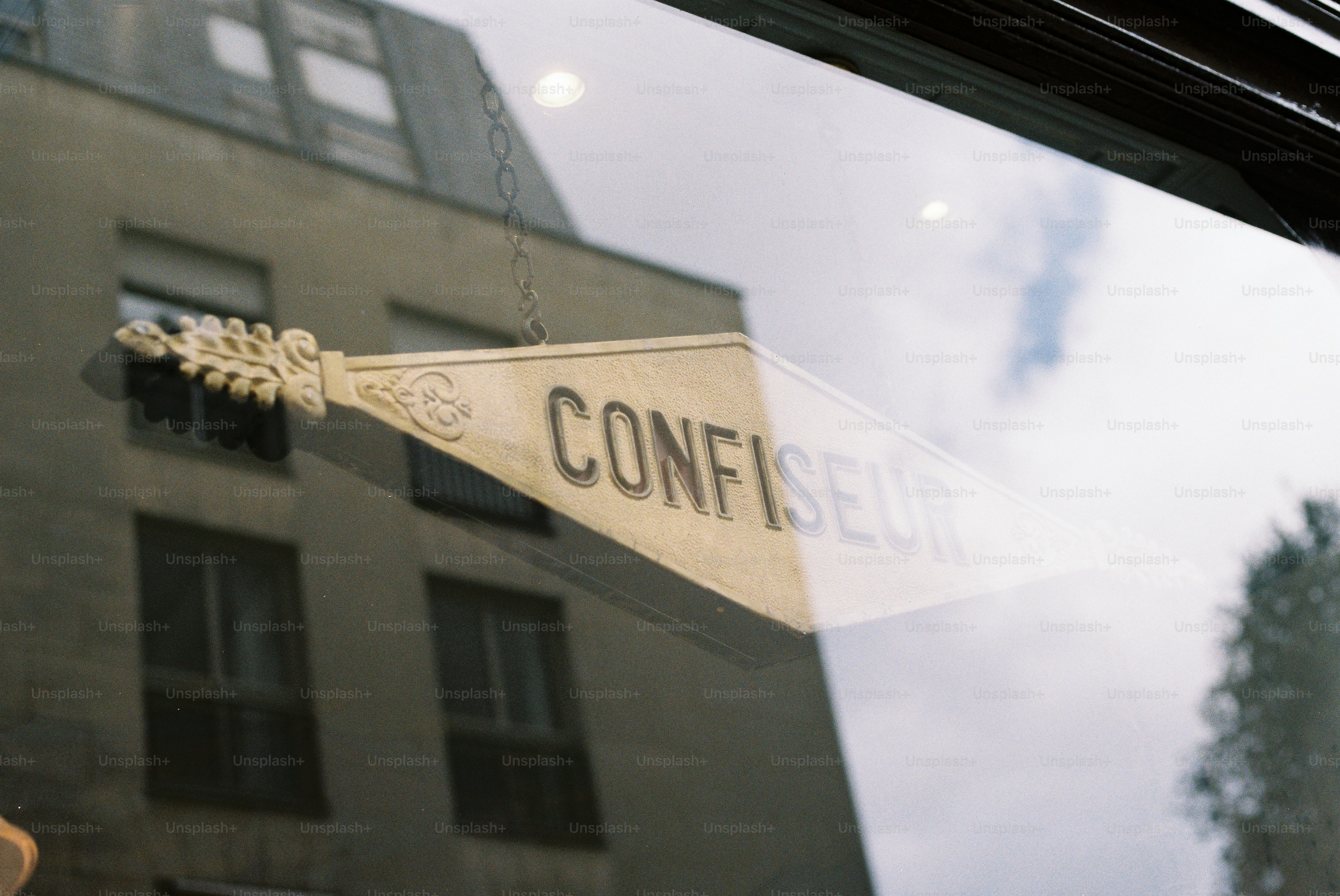 Uma placa que diz 'confiseur' em uma janela.