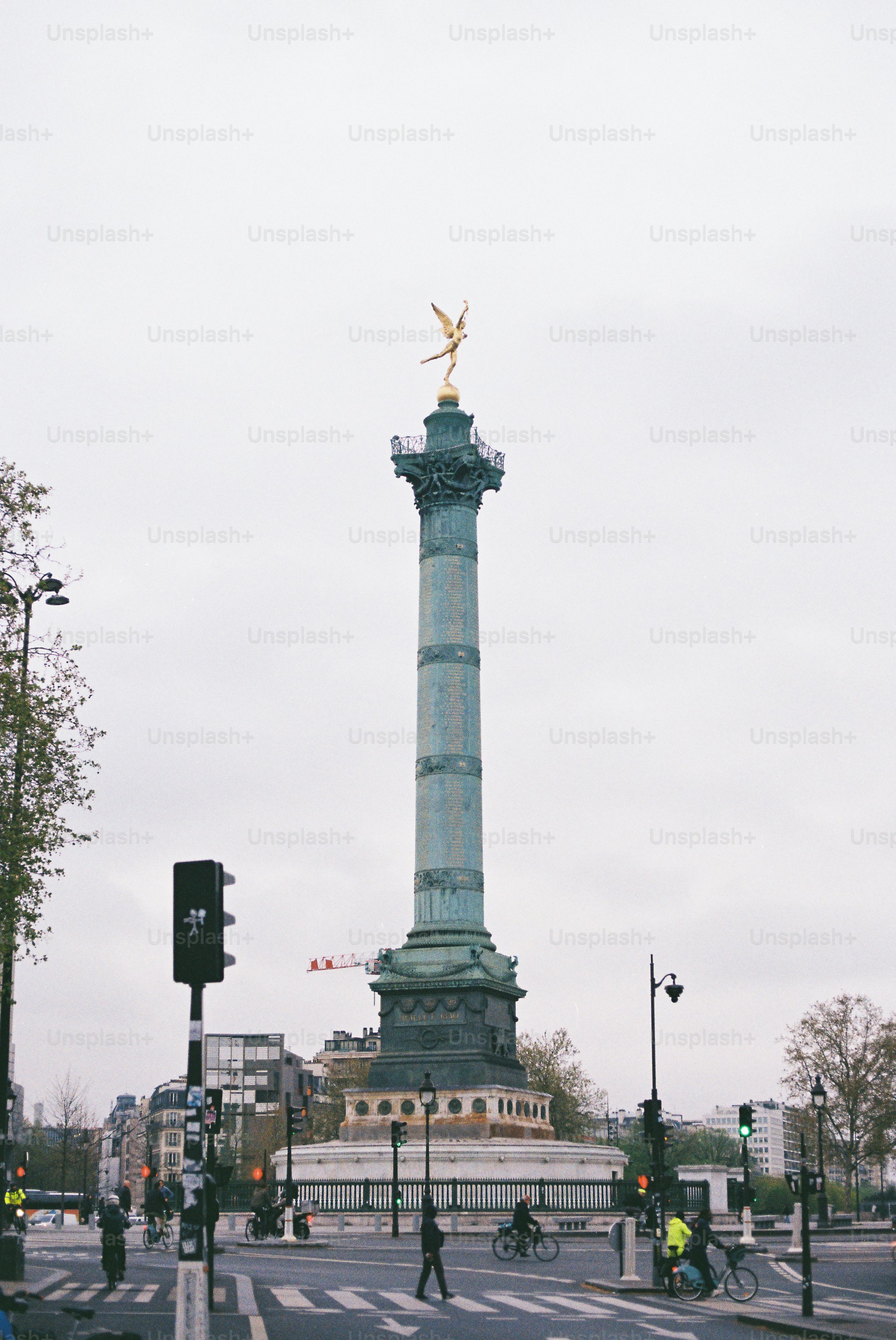 Le monument de la colonne de juillet à Paris sous un ciel nuageux.