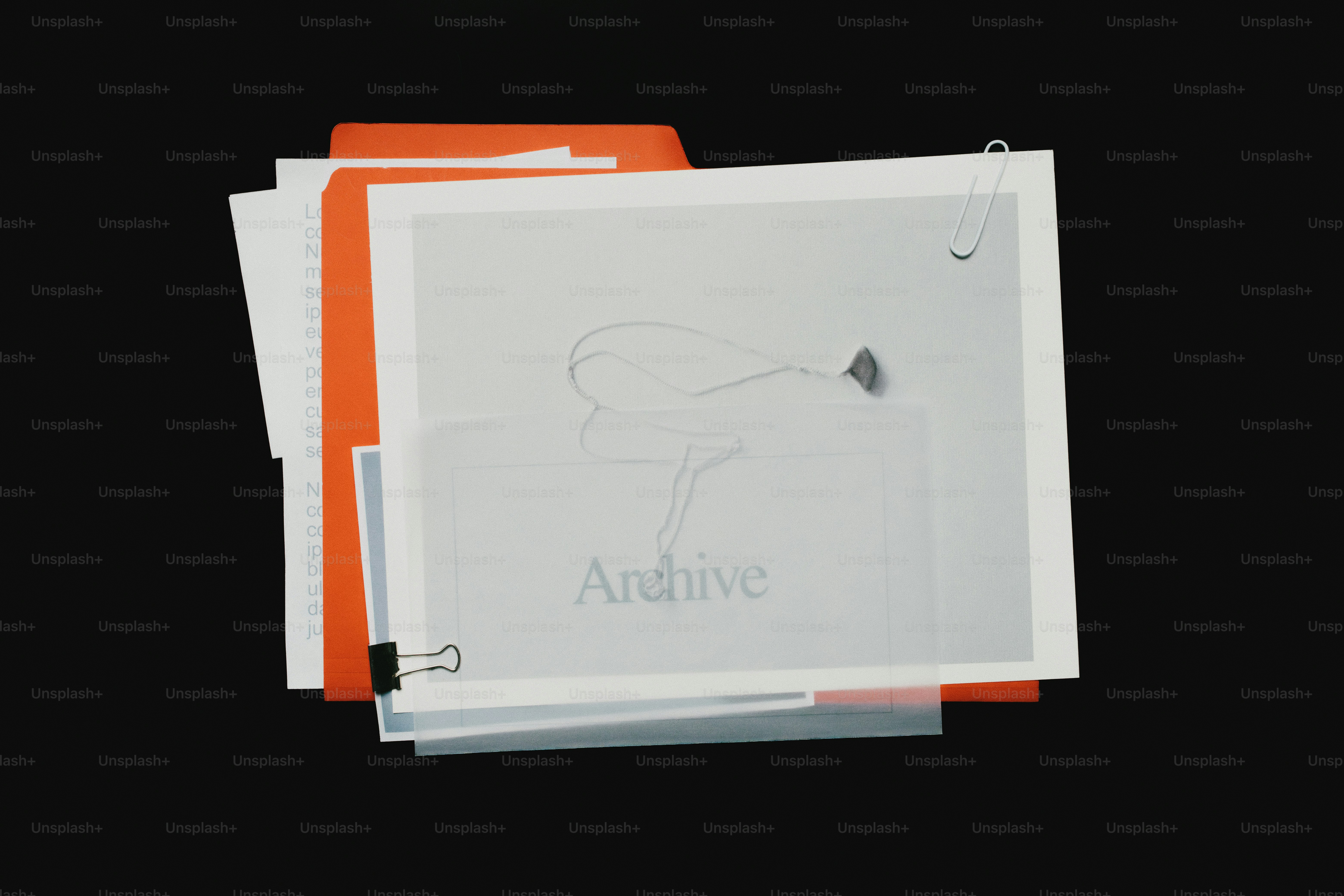 Pilha de papéis e pastas com o rótulo "arquivo"