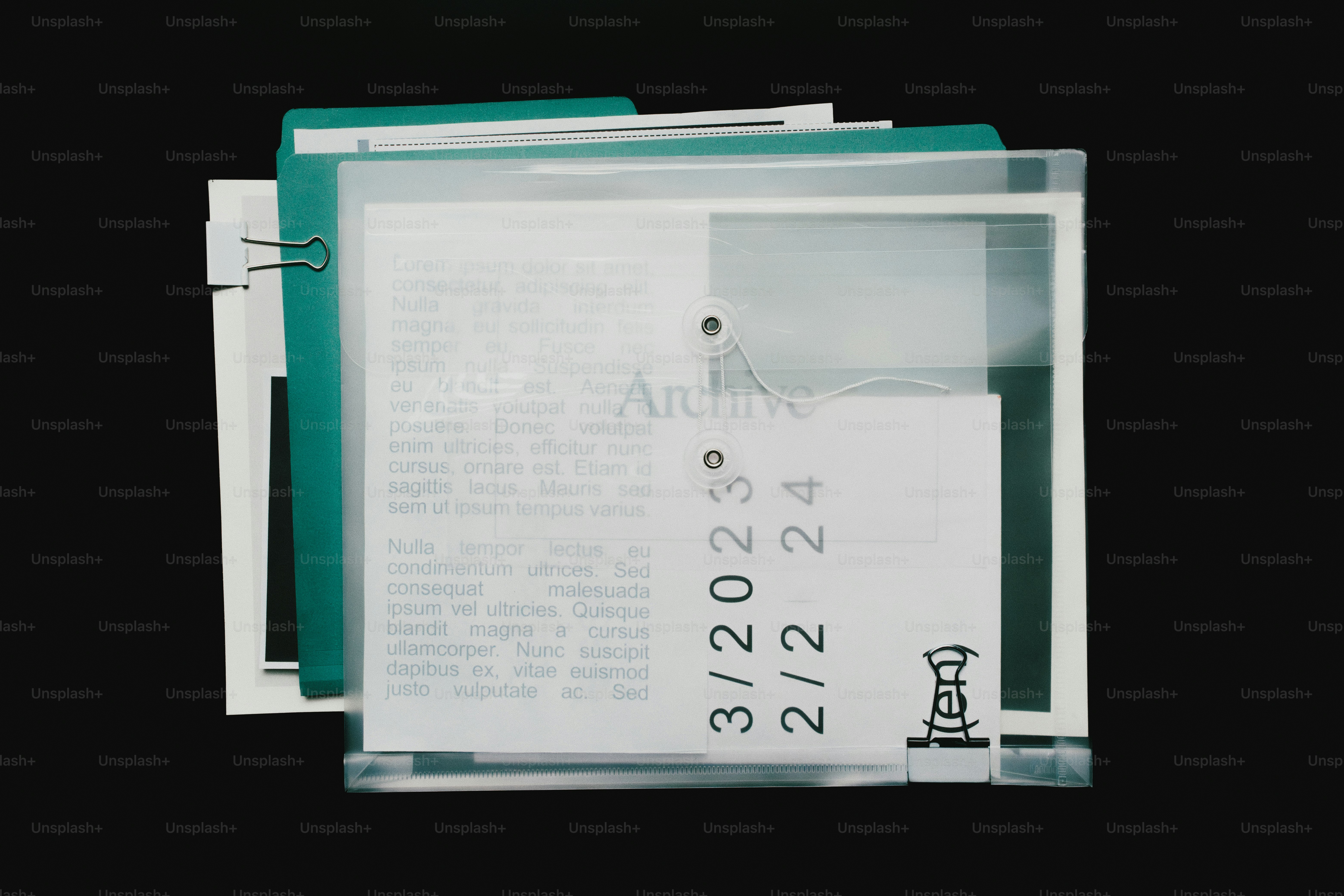 Pilha de papéis com datas e clipes