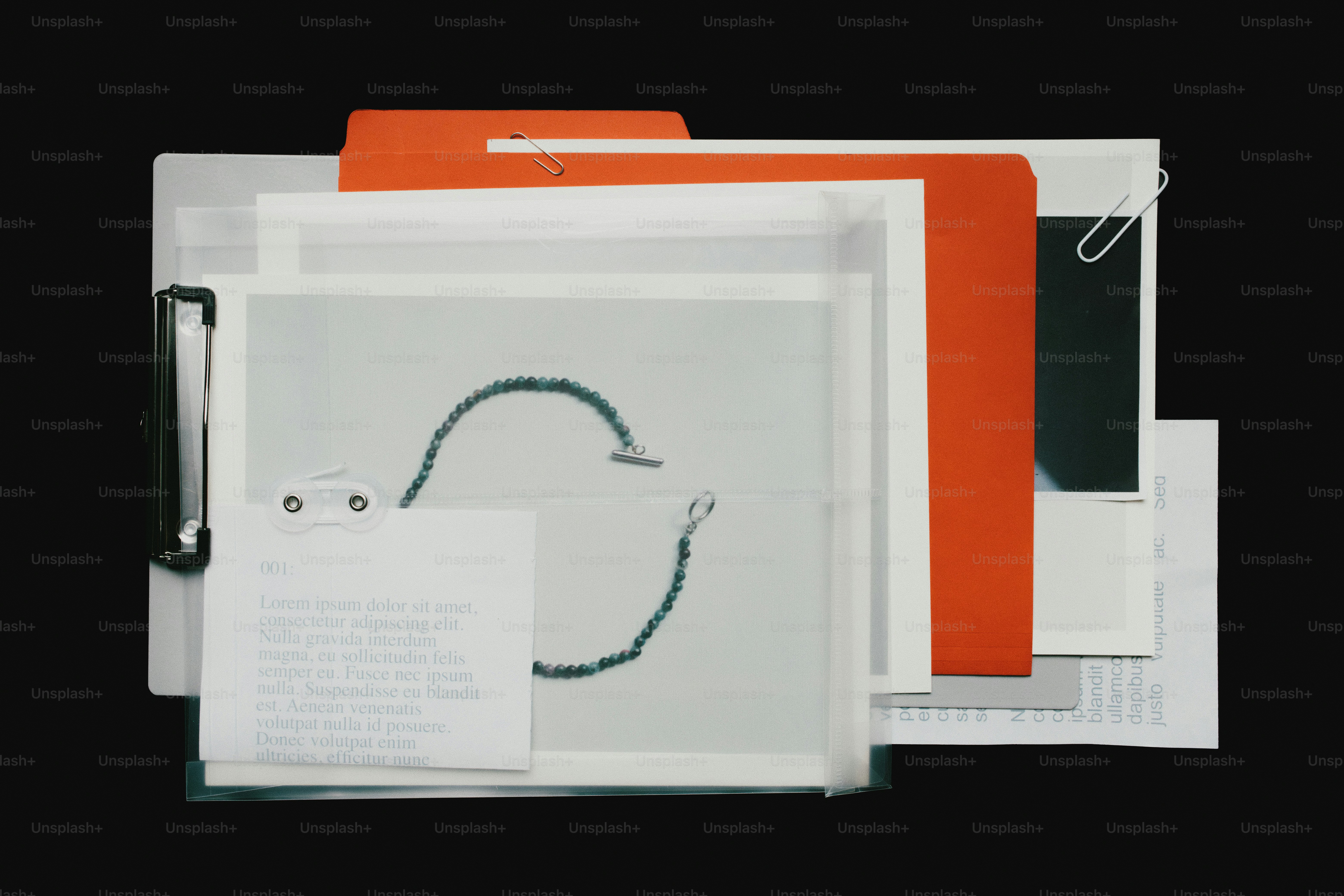 Pilha de documentos e arquivos com um objeto circular.