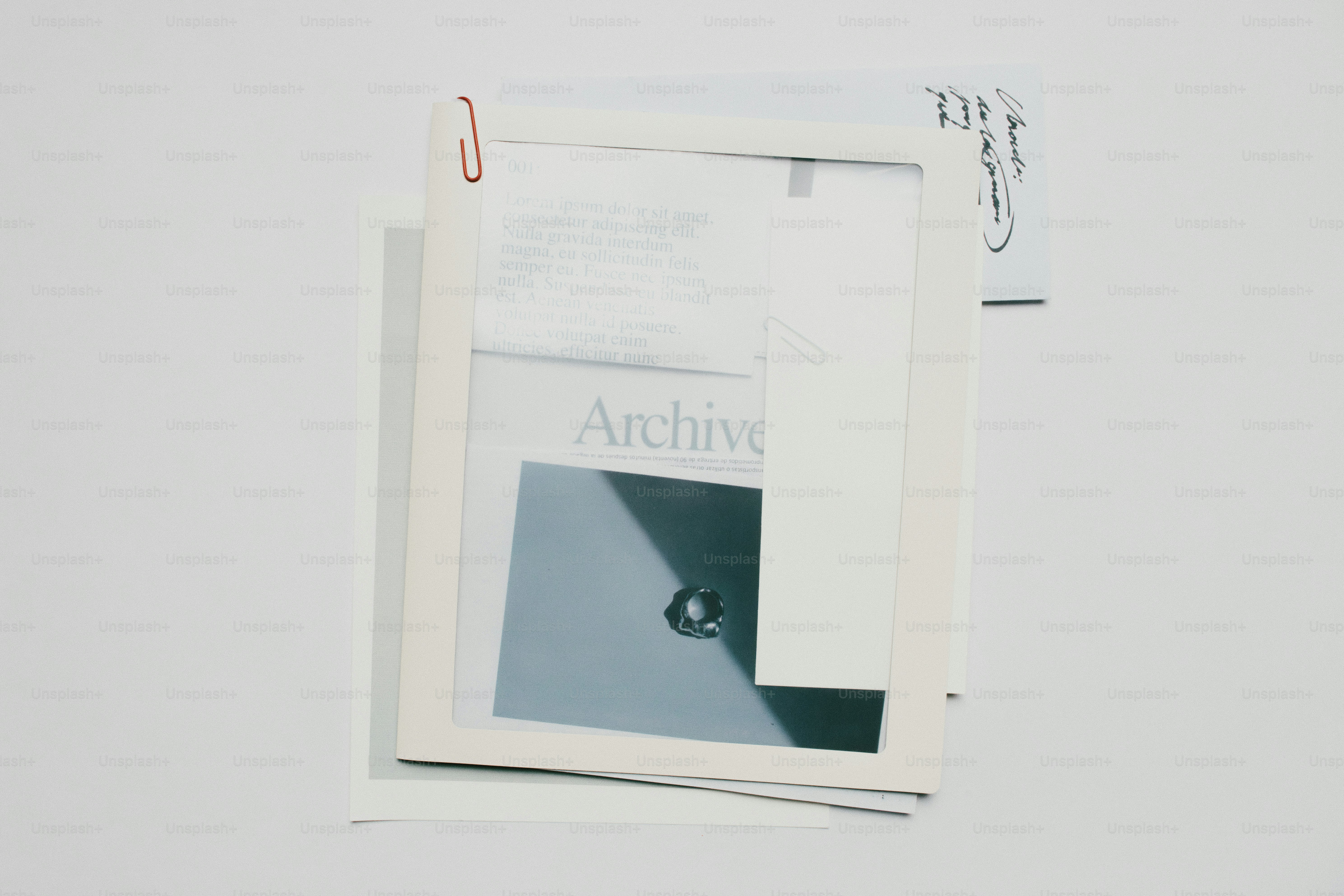 Colagem de papel branco com clipe vermelho sobre fundo branco