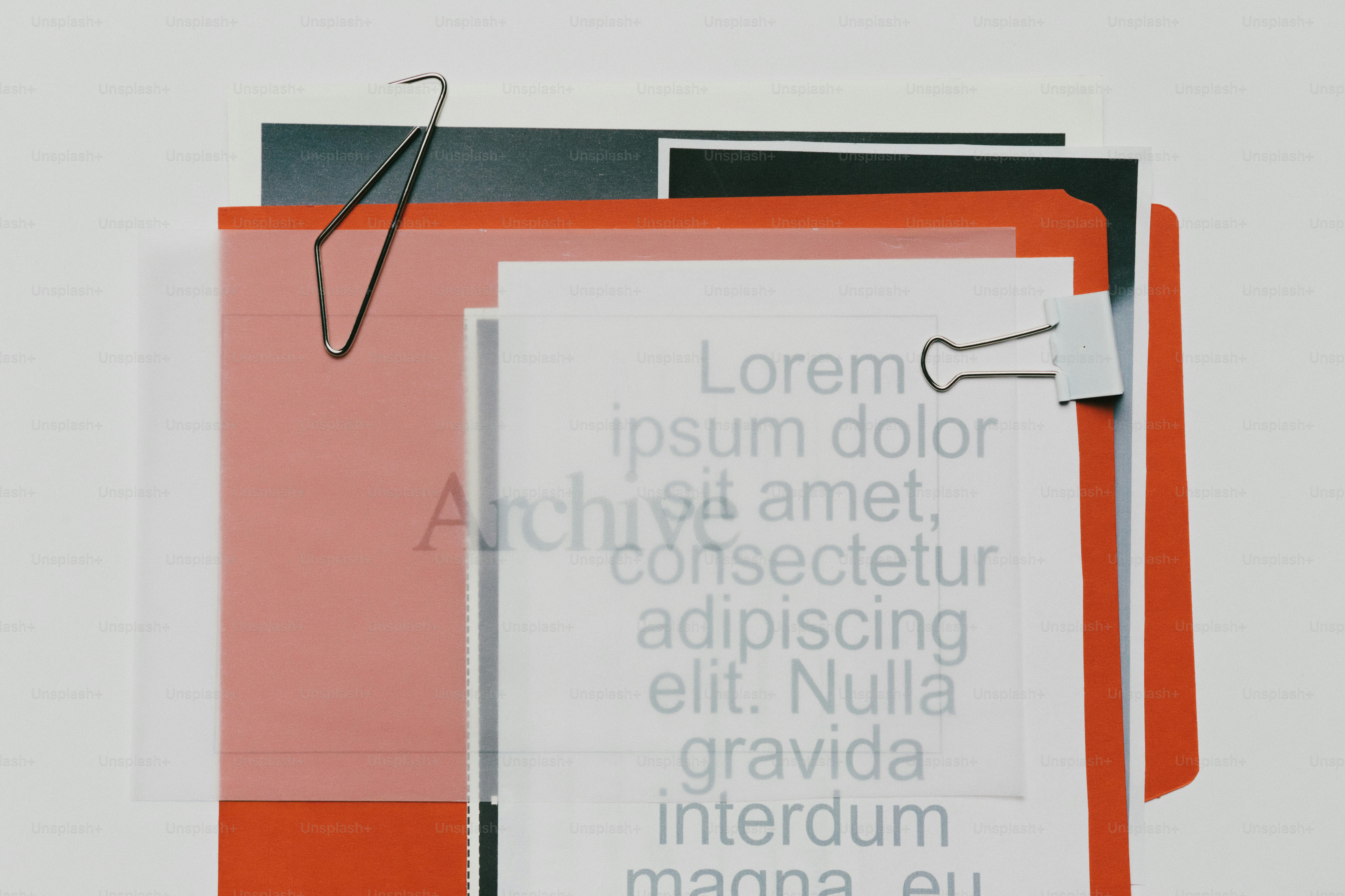 Pilha de papéis com clipes e texto