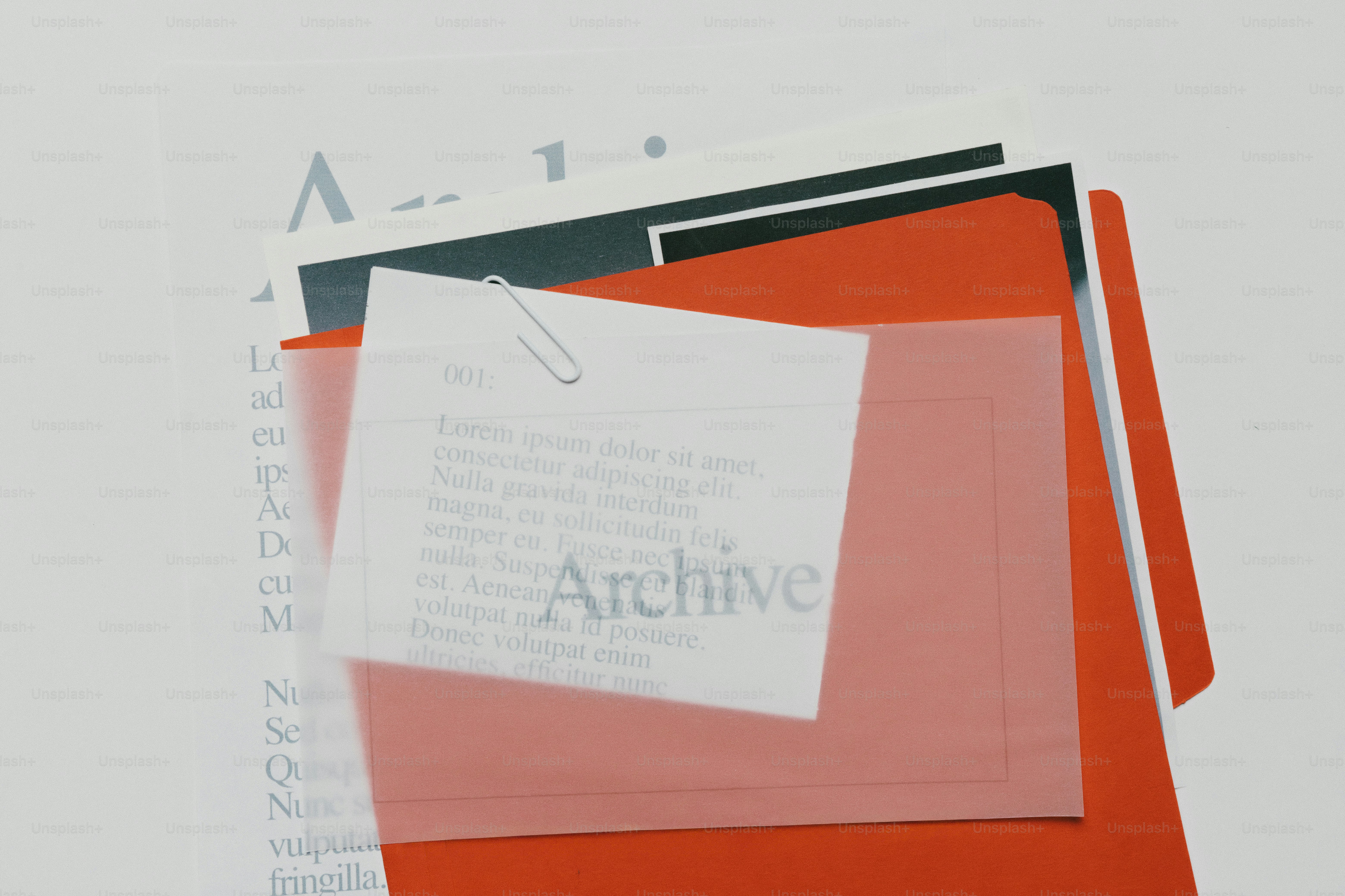 Pilha de documentos e pastas com clipe de papel