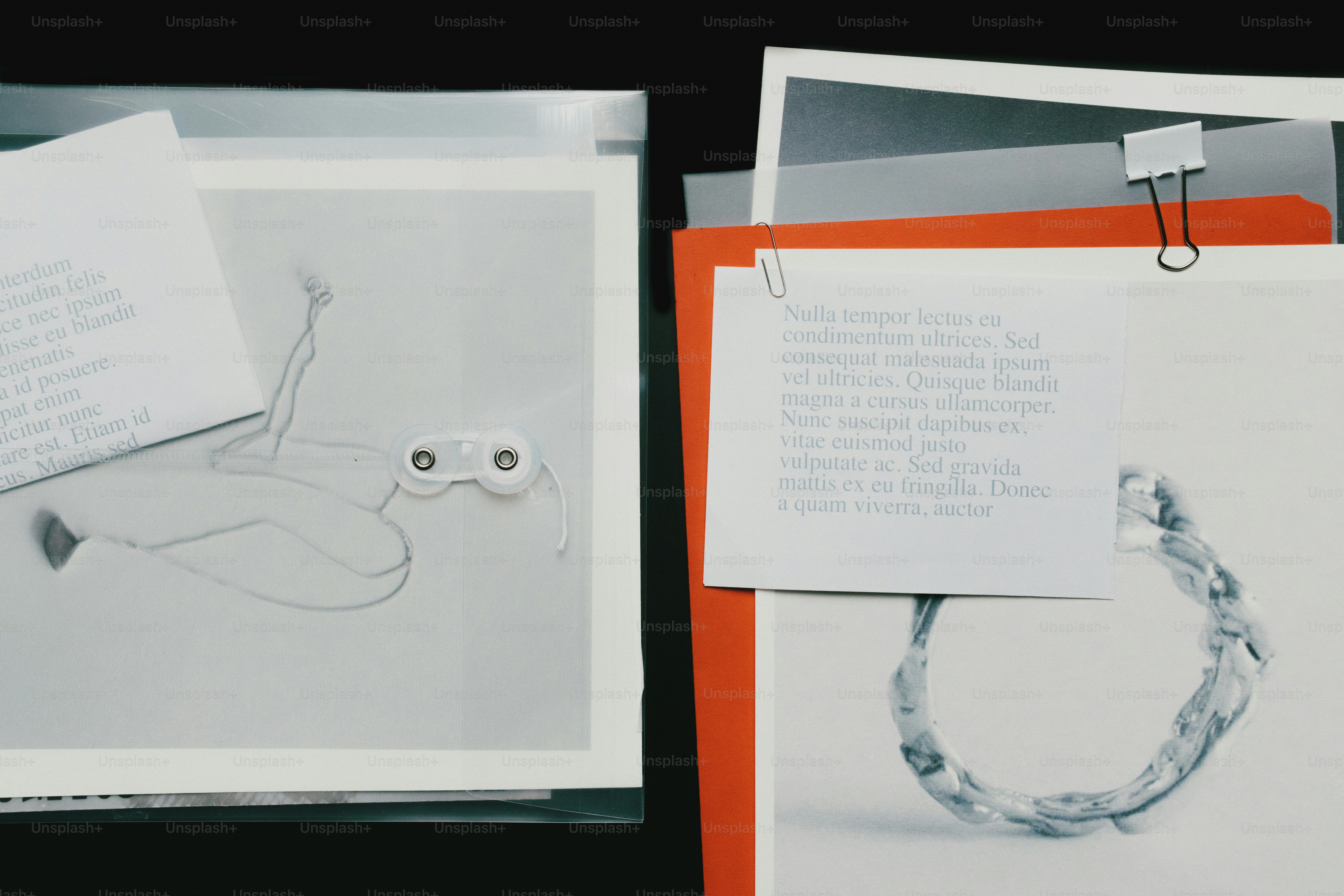 Esboços e papéis dispostos sobre uma superfície.