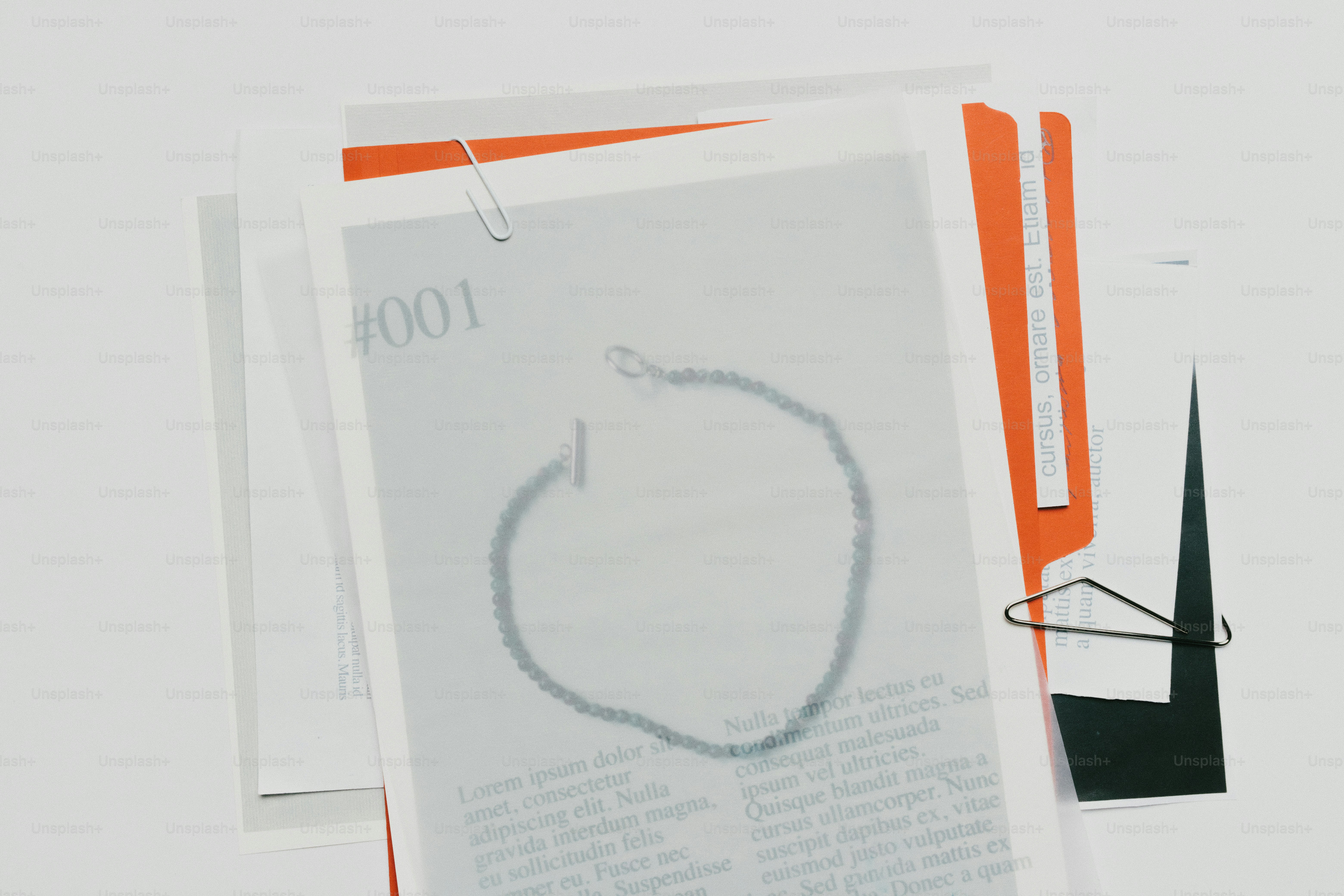 Um colar desenhando em papéis com clipes de papel