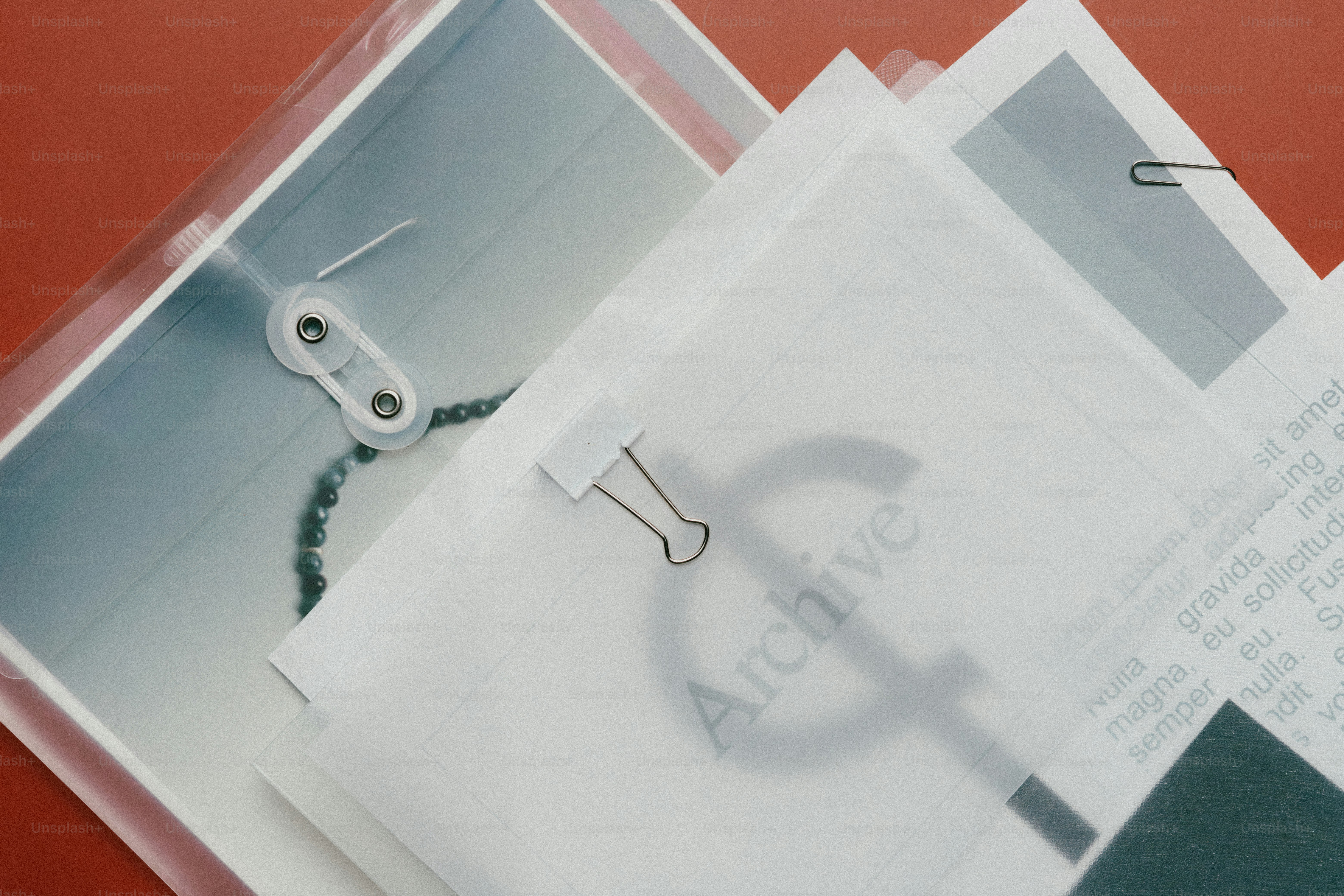 Pilha de documentos com clipes e pastas.