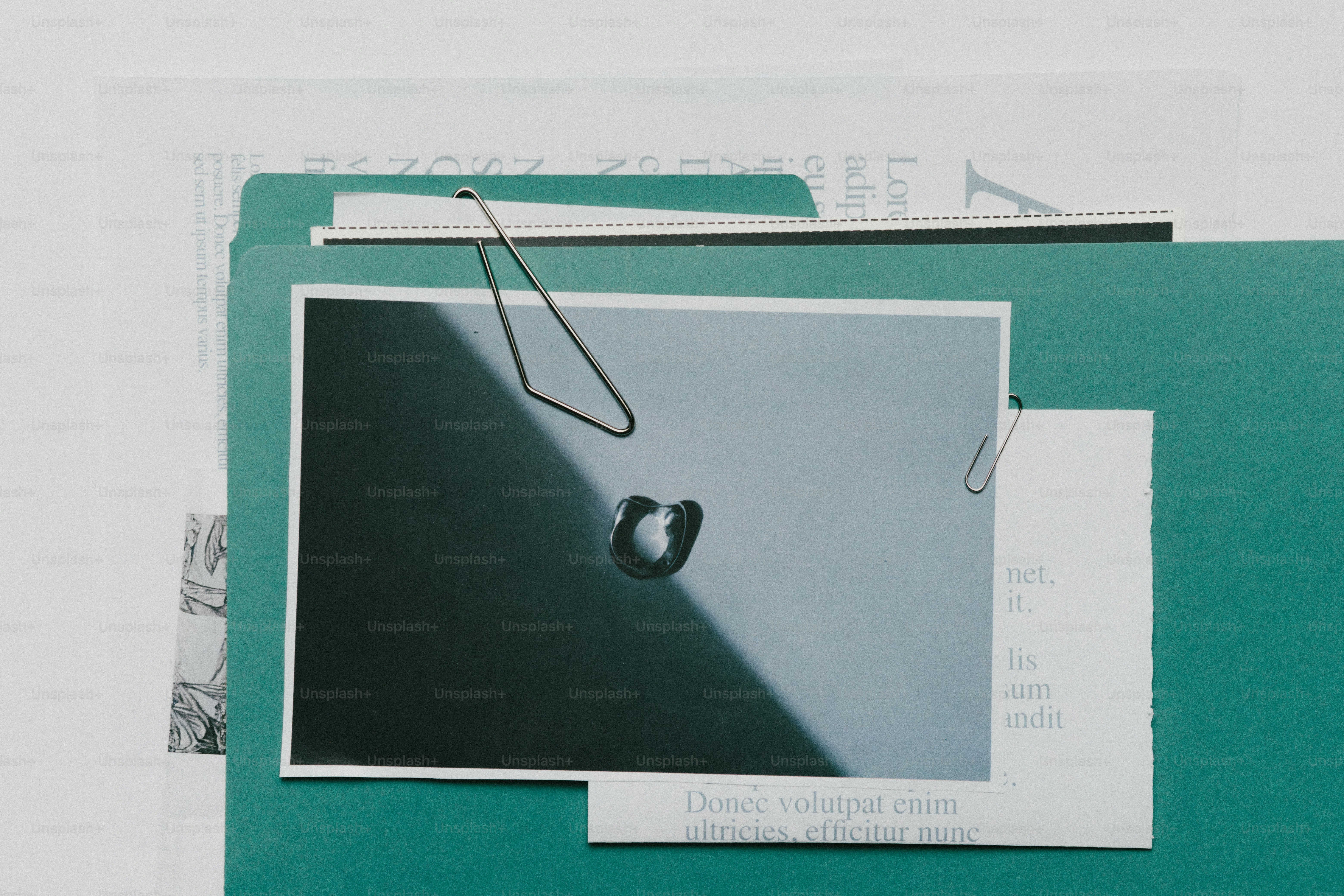 Uma única gota de água em uma superfície escura.