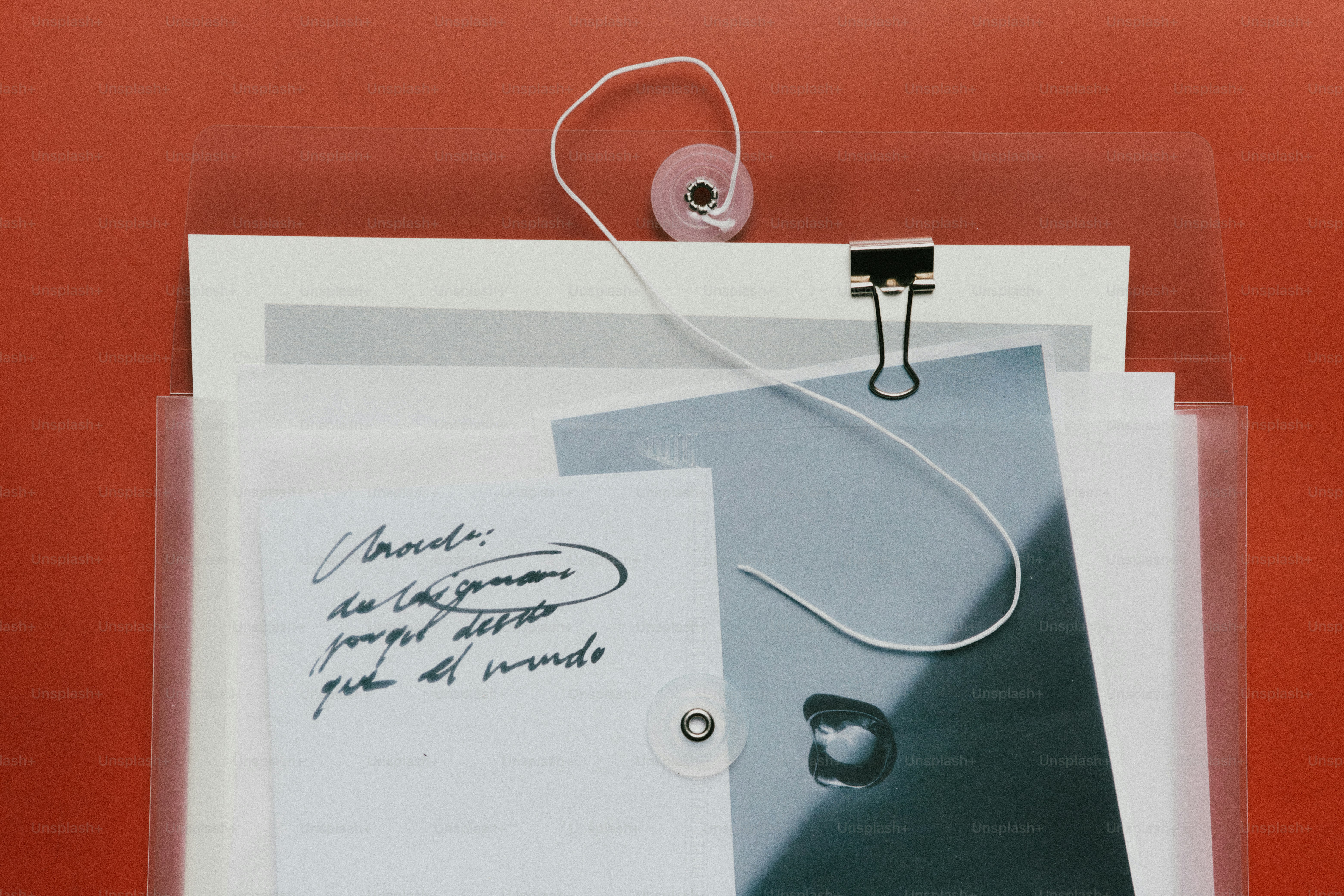 Documentos e anotações dentro de uma pasta transparente