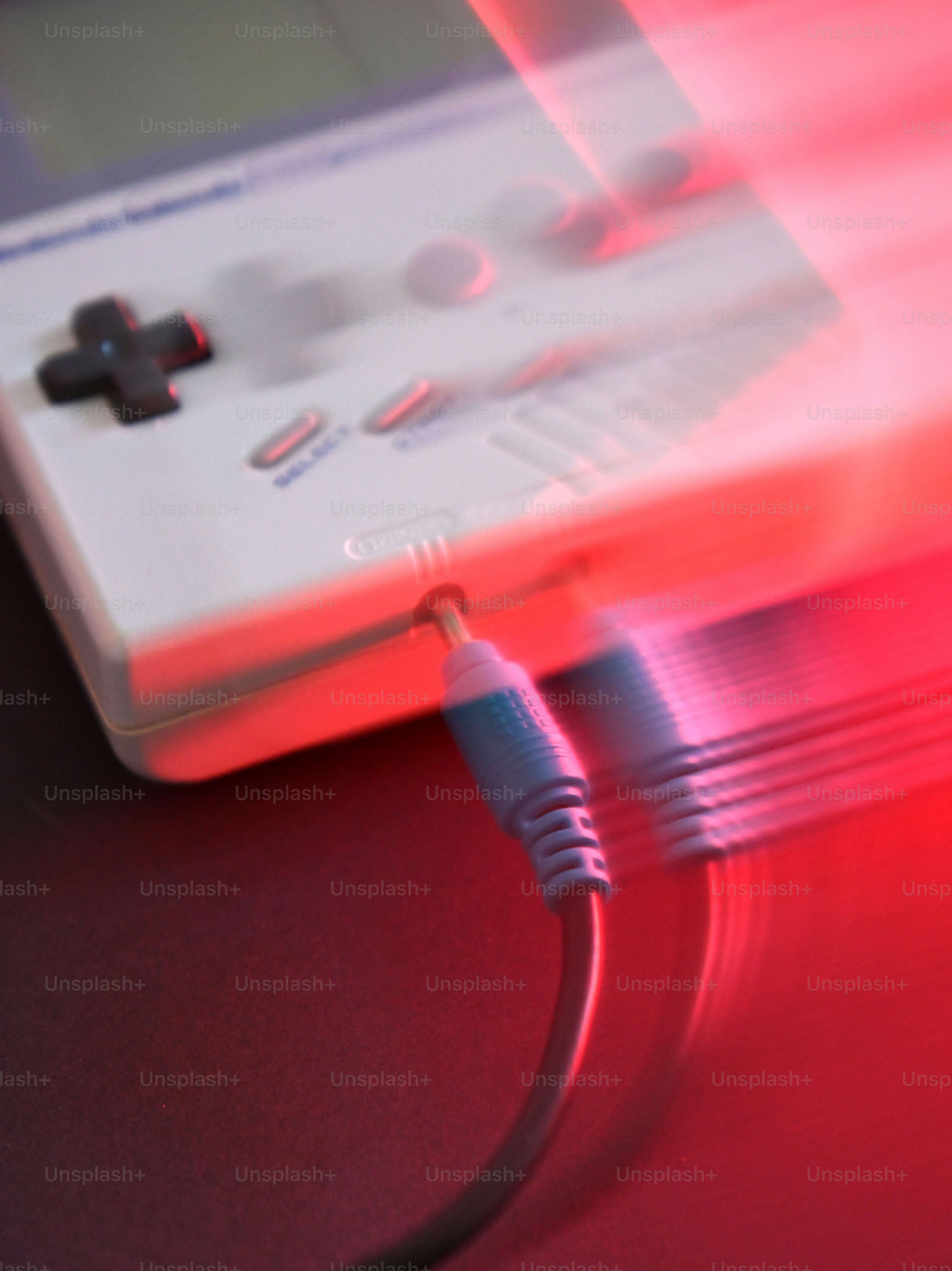 Close-up perangkat game genggam vintage dengan kabel