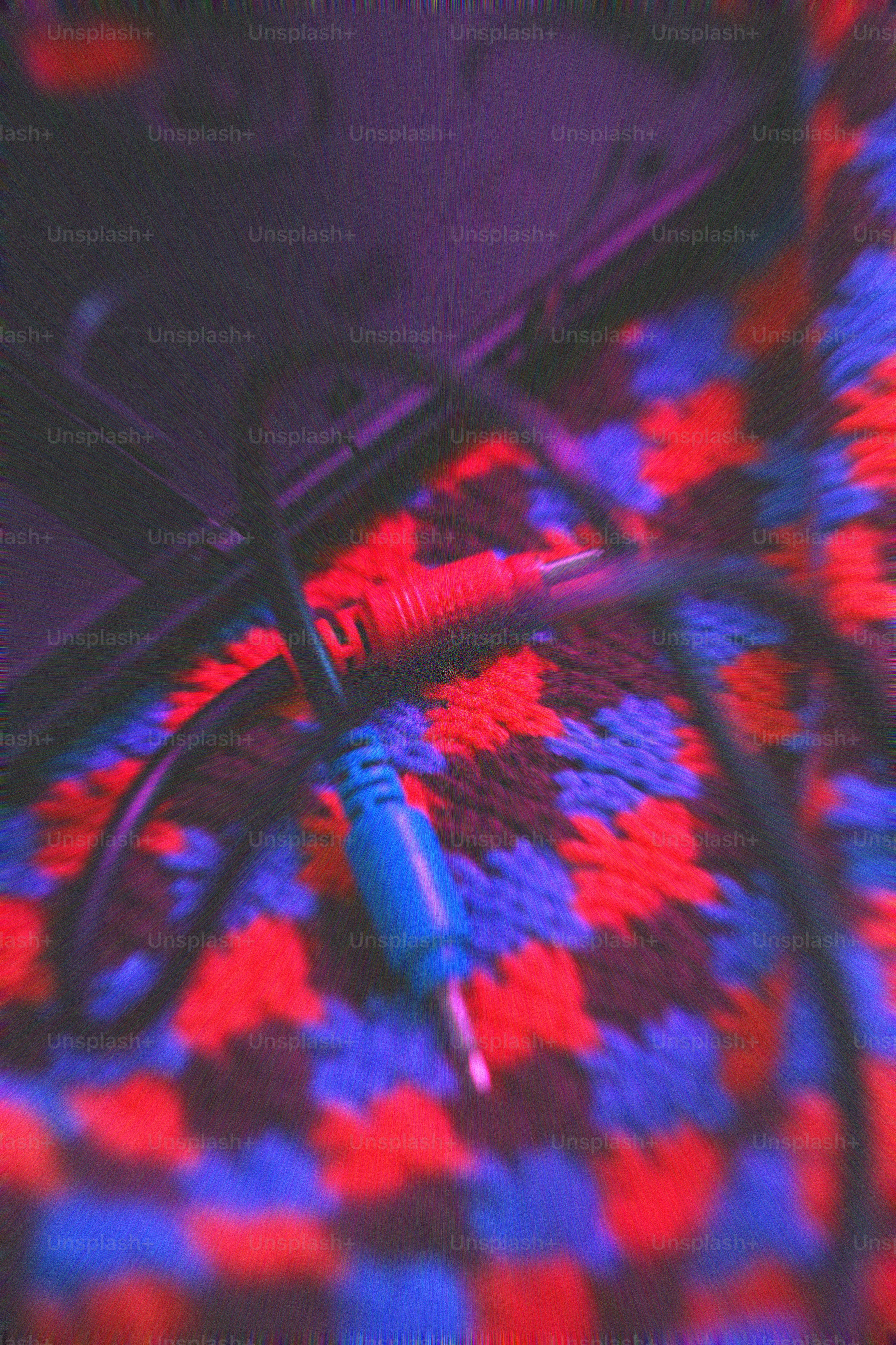 Kabel audio biru dan merah dengan latar belakang berpola