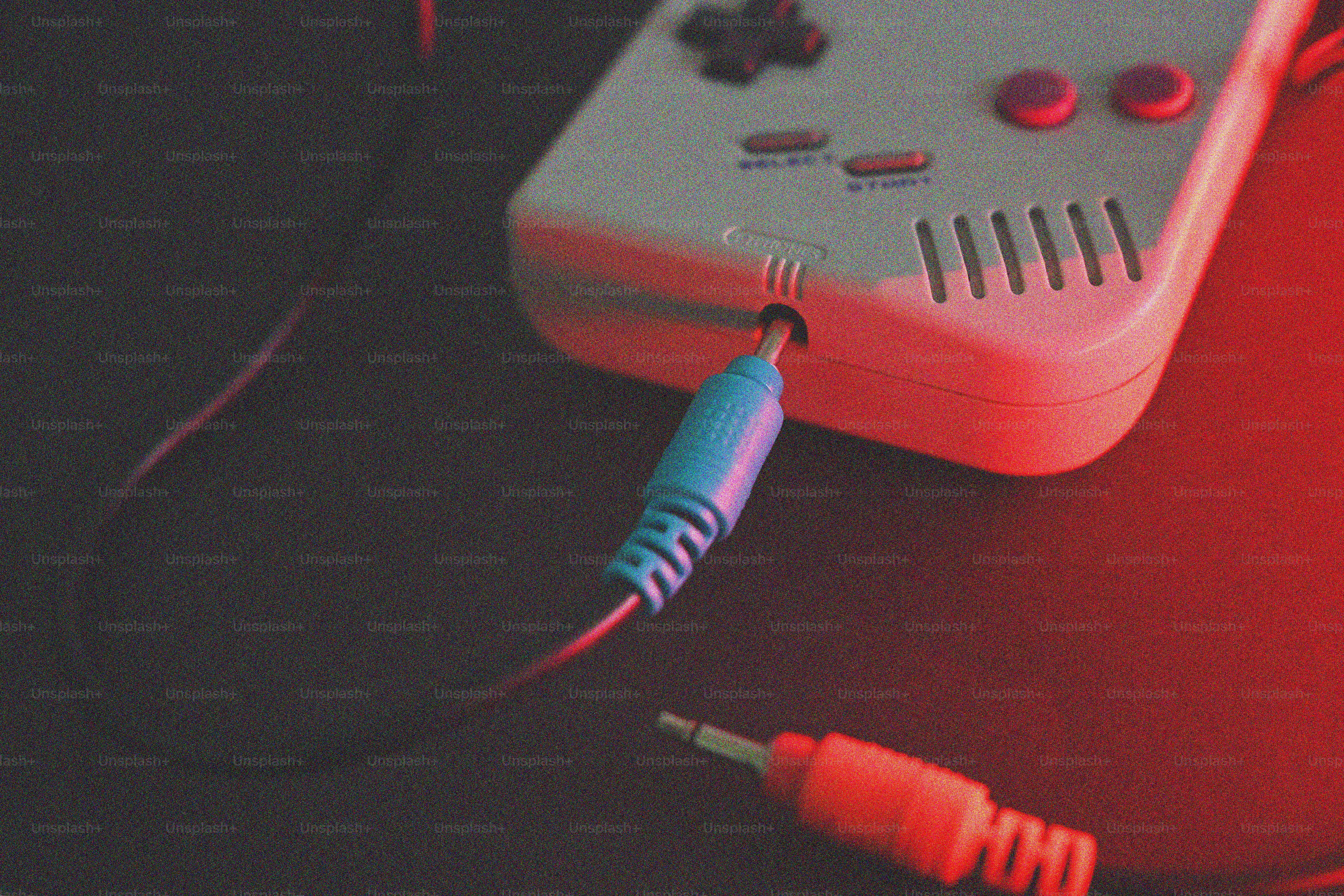 Konsol game genggam retro dengan jack audio terhubung