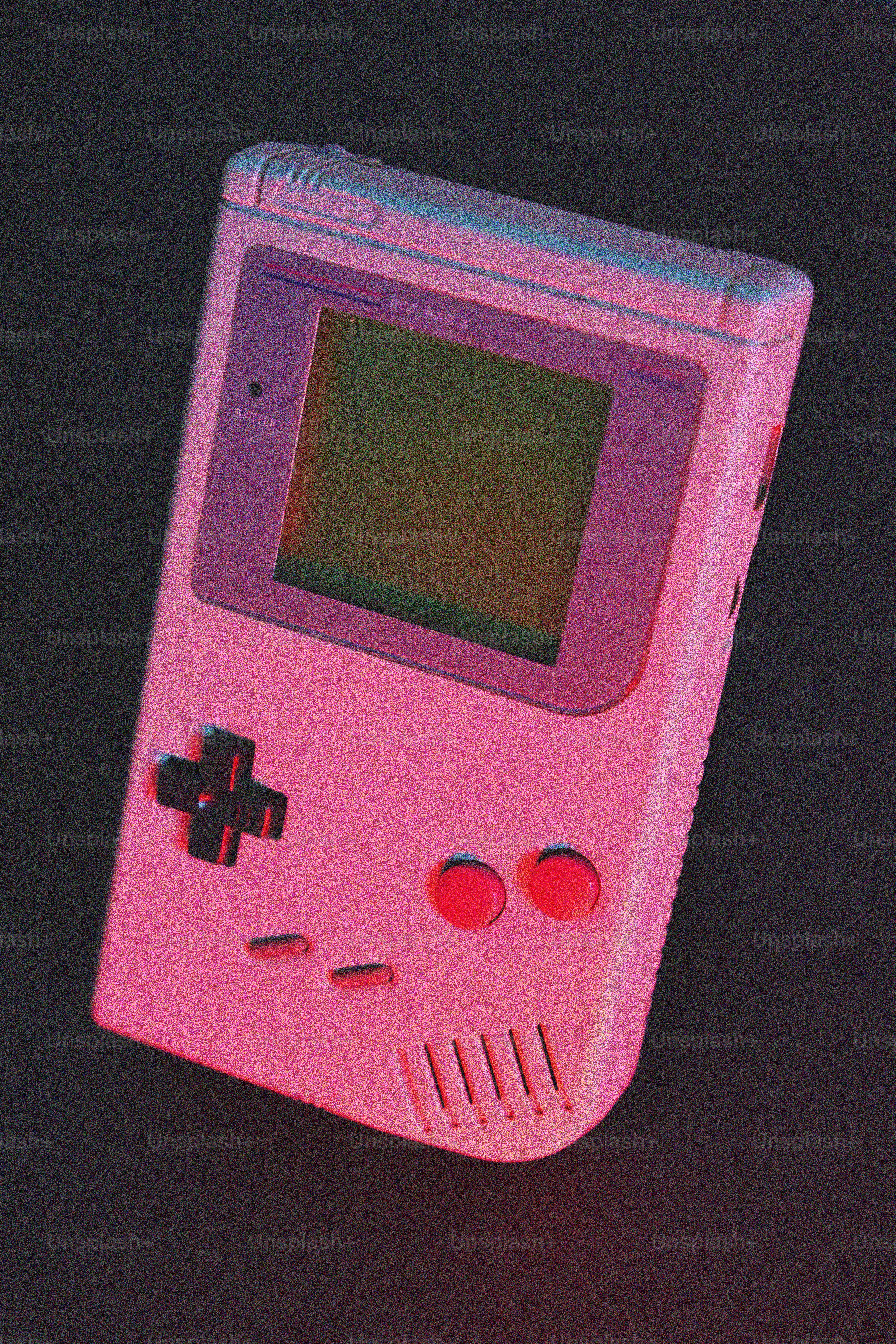 Game boy nintendo merah muda dengan latar belakang gelap