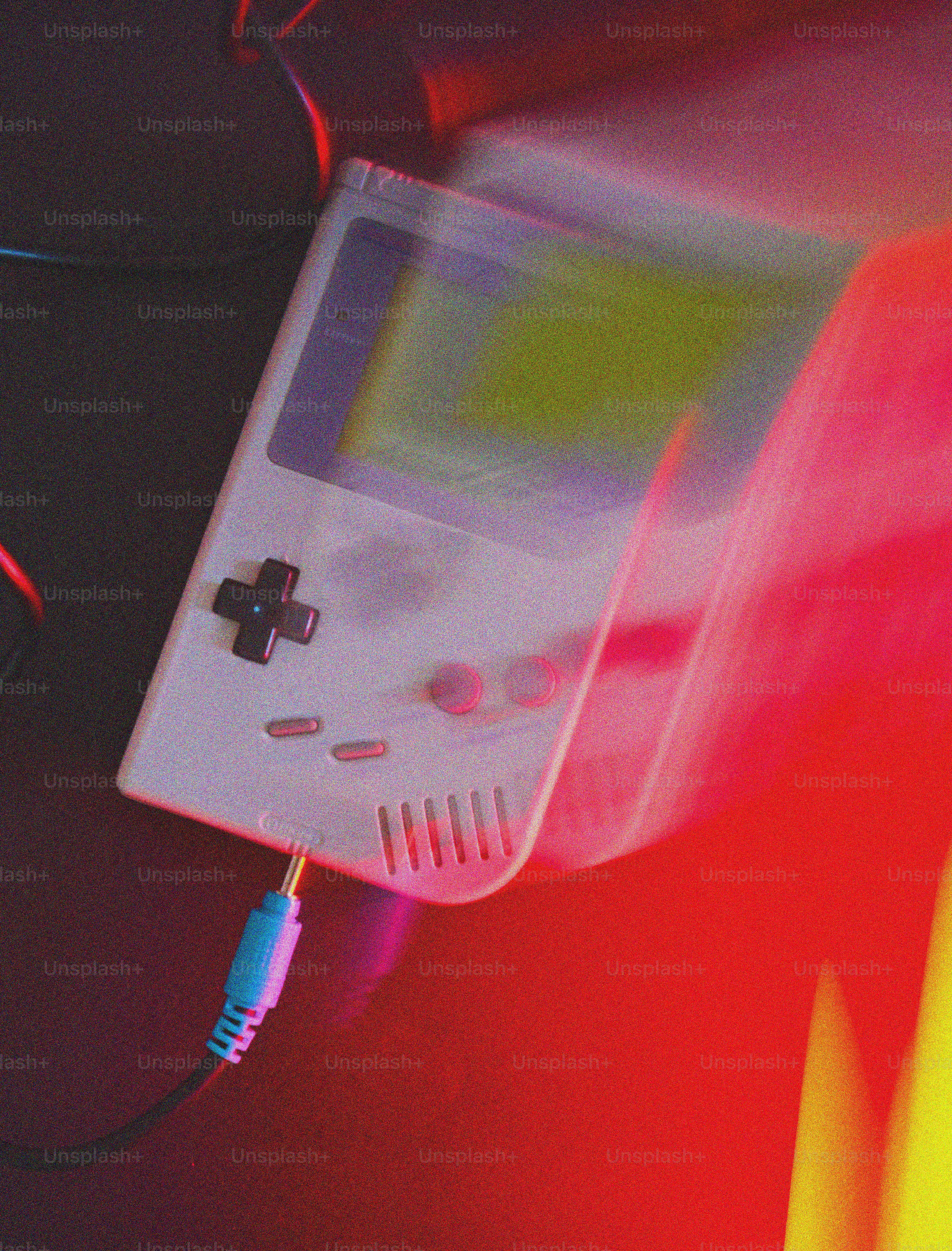 Tampilan buram dan penuh gerakan dari perangkat game genggam klasik.