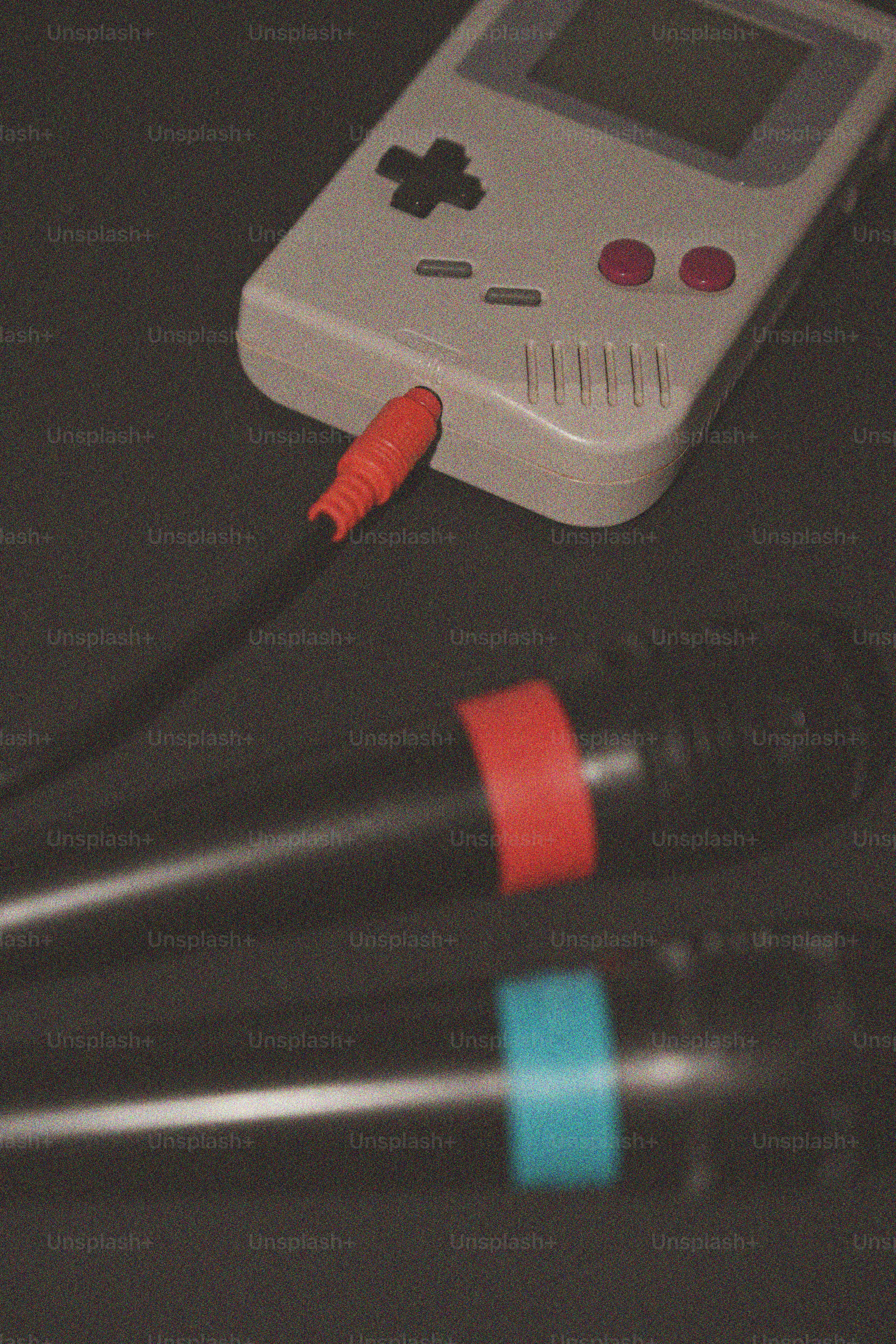 Game boy vintage dengan mikrofon yang terhubung mikrofon