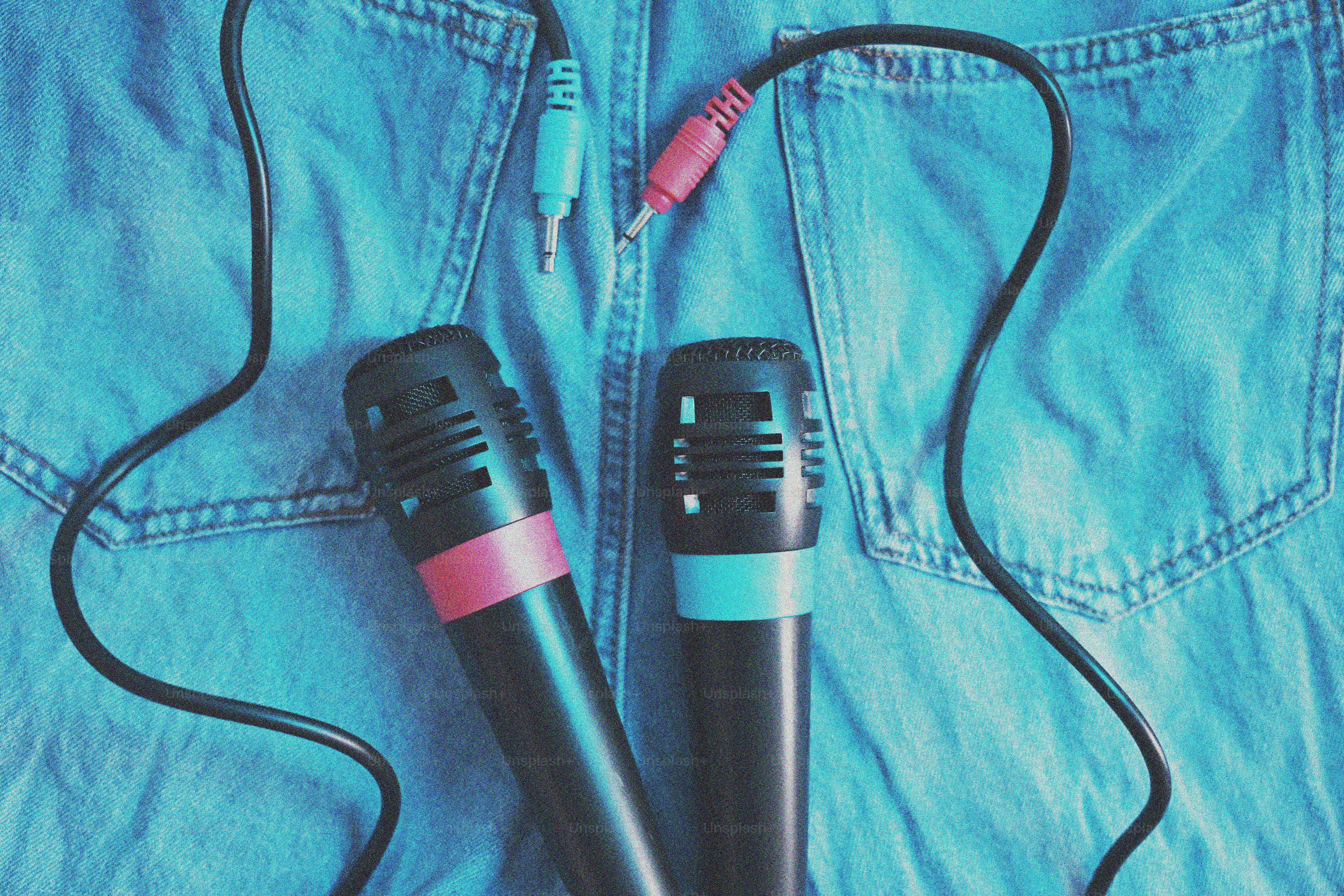 Dua mikrofon dengan kabel di atas kain biru
