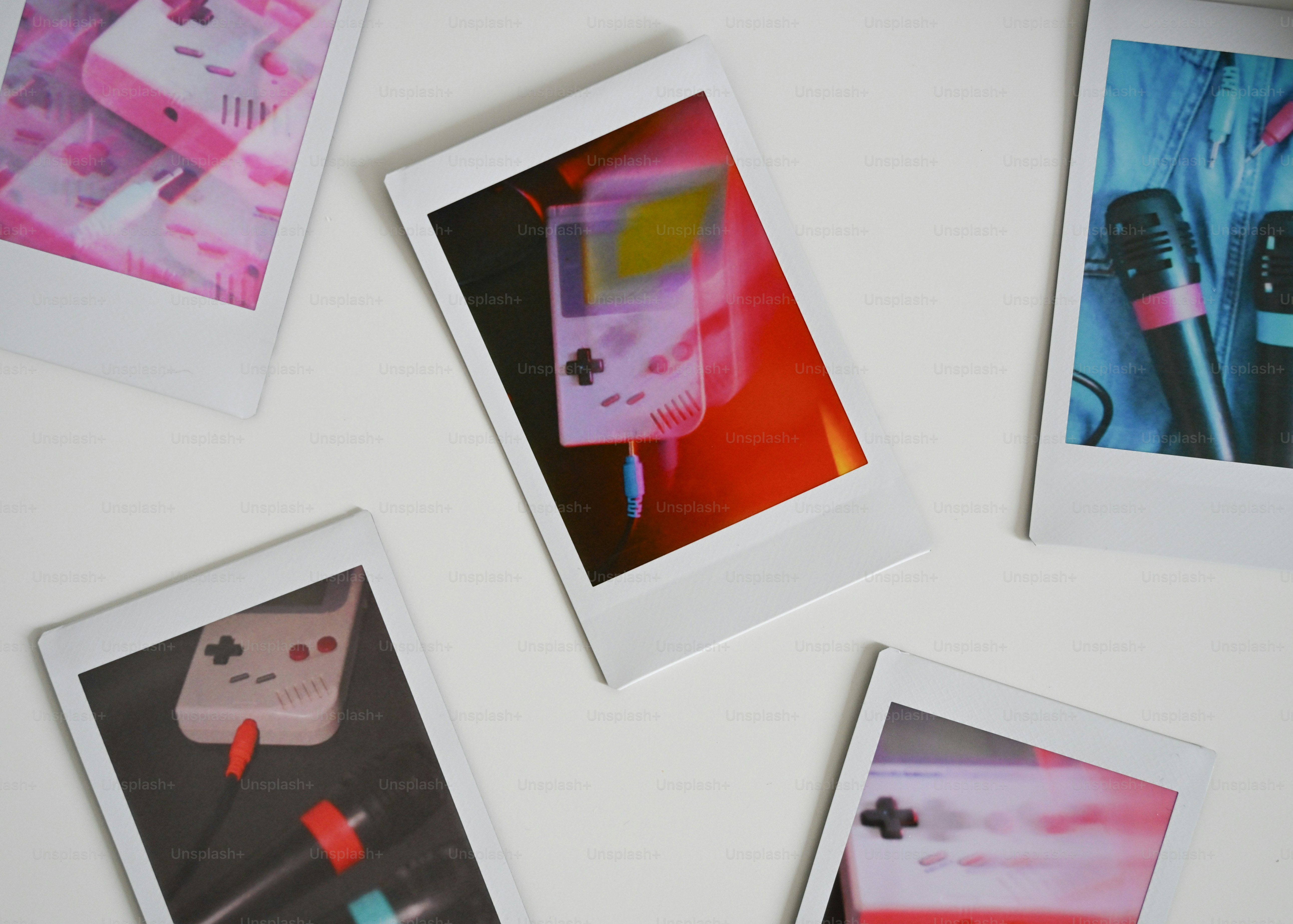 Foto instan perangkat dan mikrofon game retro