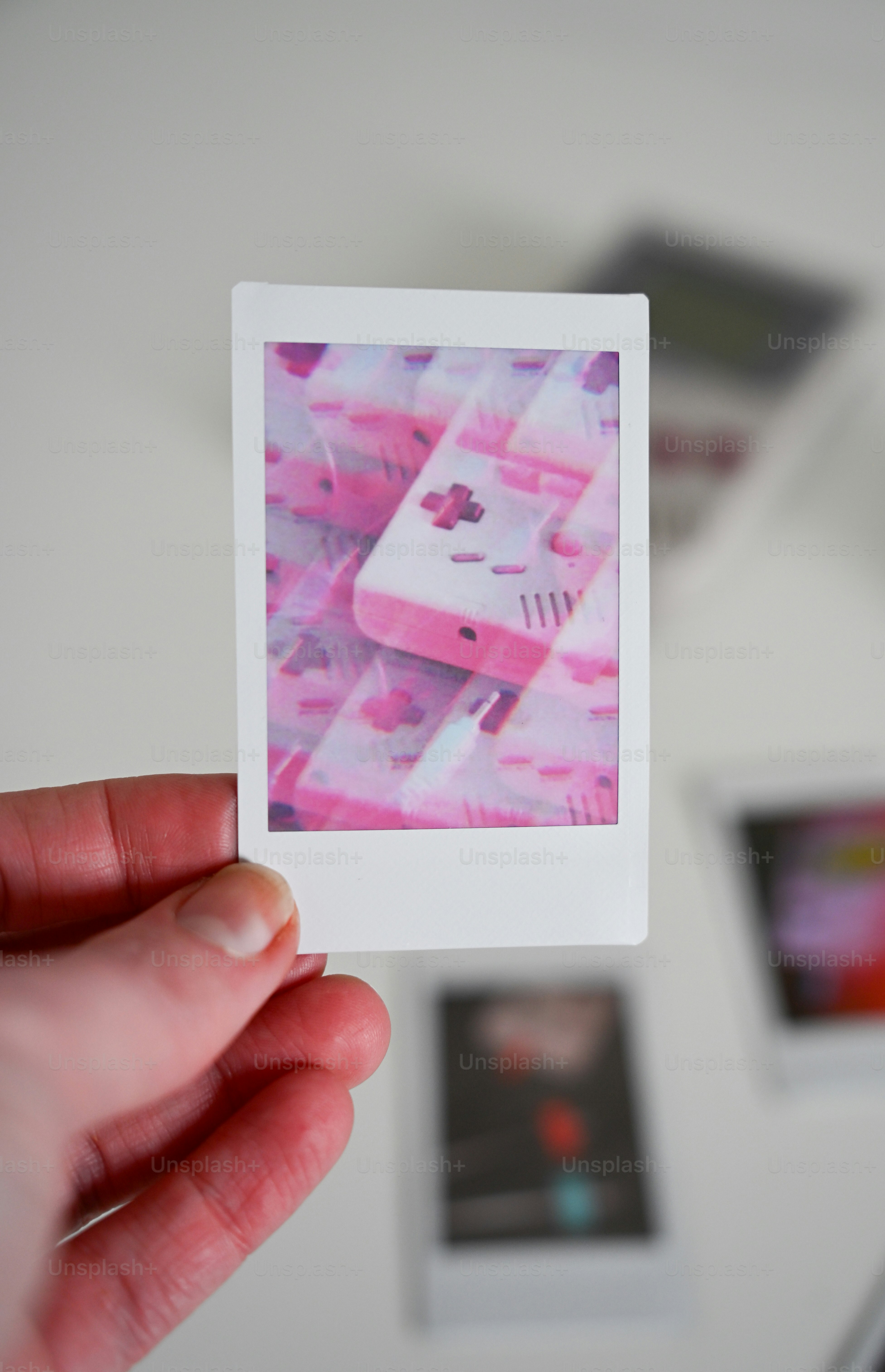 Konsol game genggam retro merah muda dengan tombol