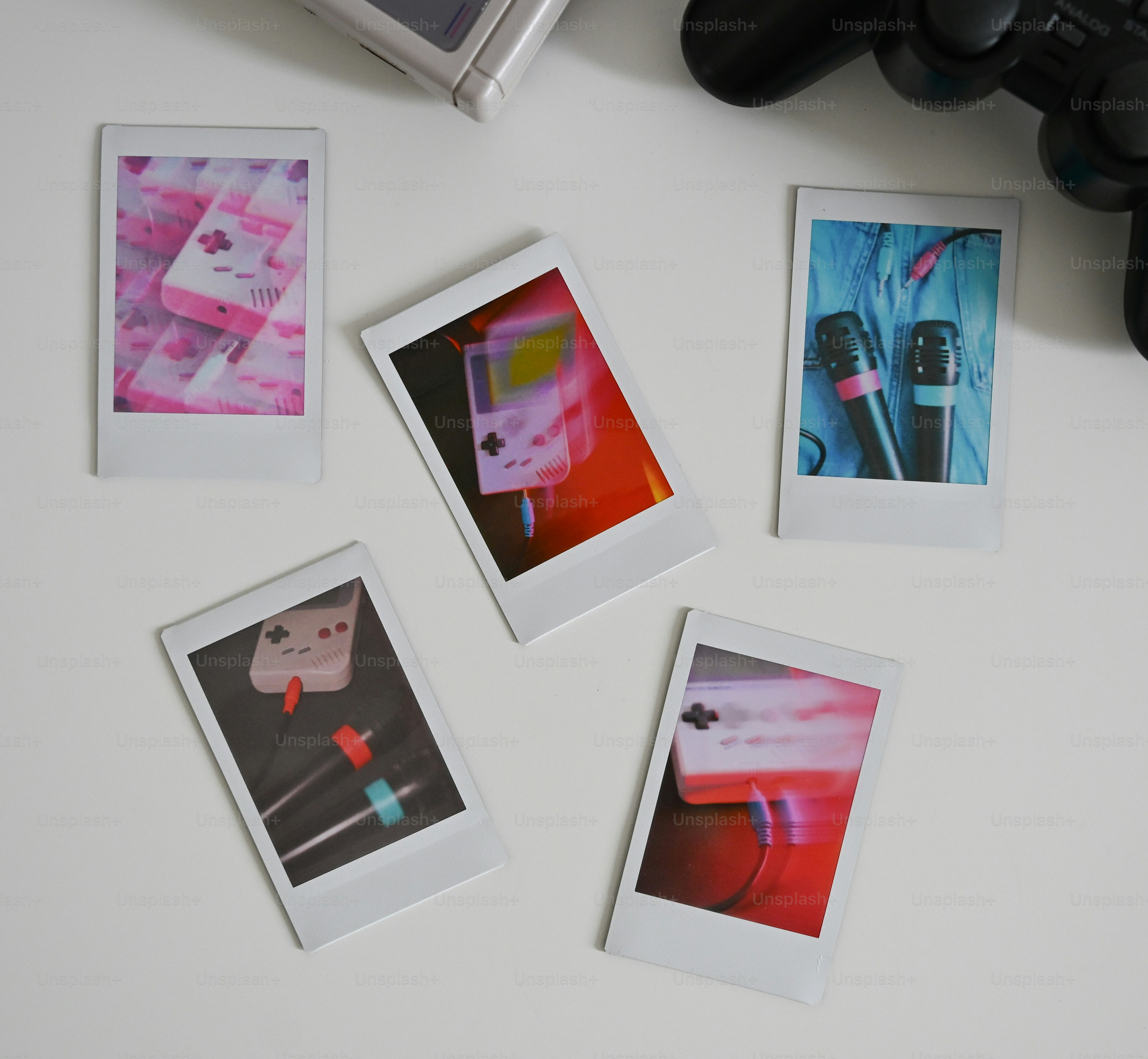 Cetakan Polaroid dari konsol dan pengontrol game retro