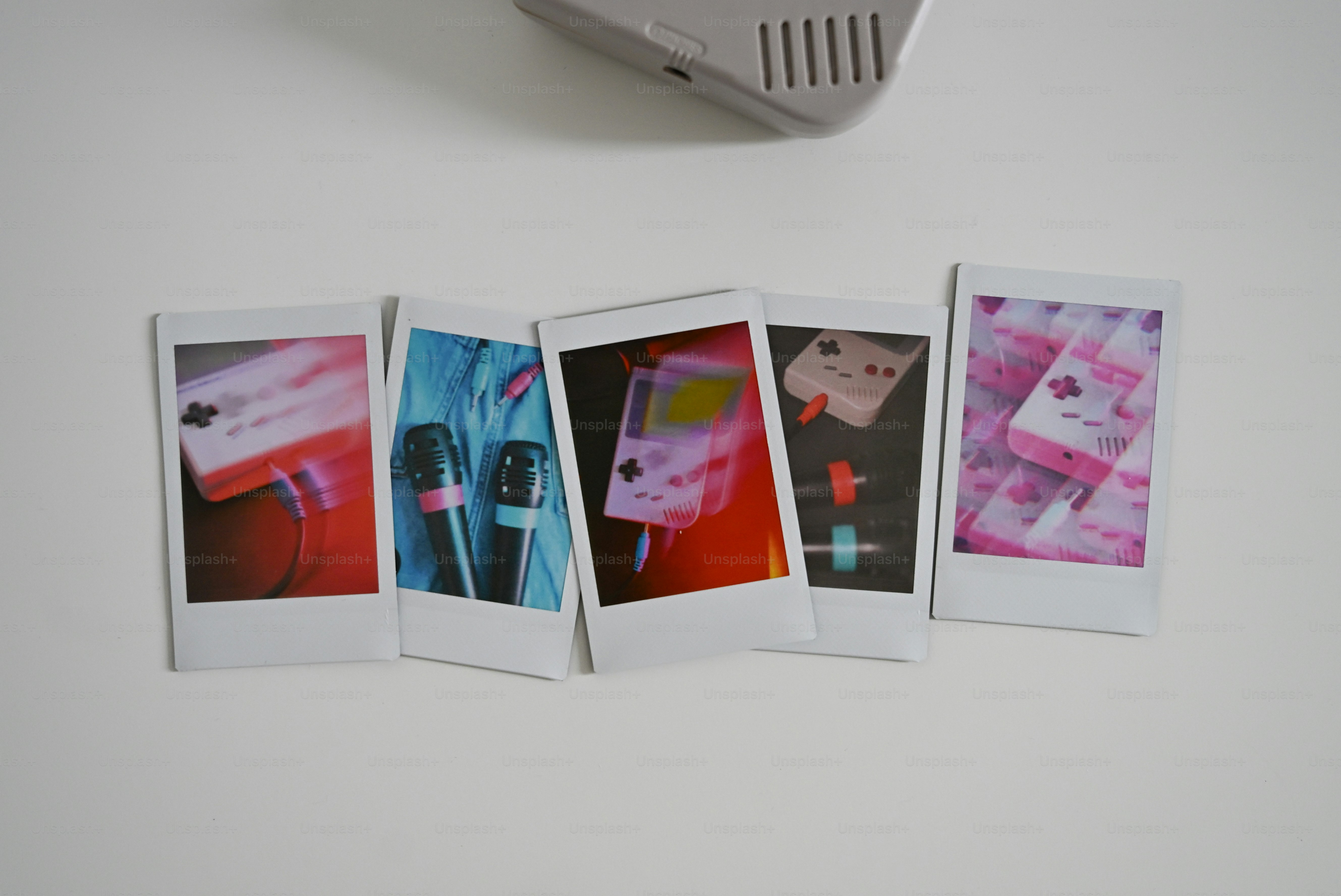 Lima foto instan perangkat dan aksesori game retro.