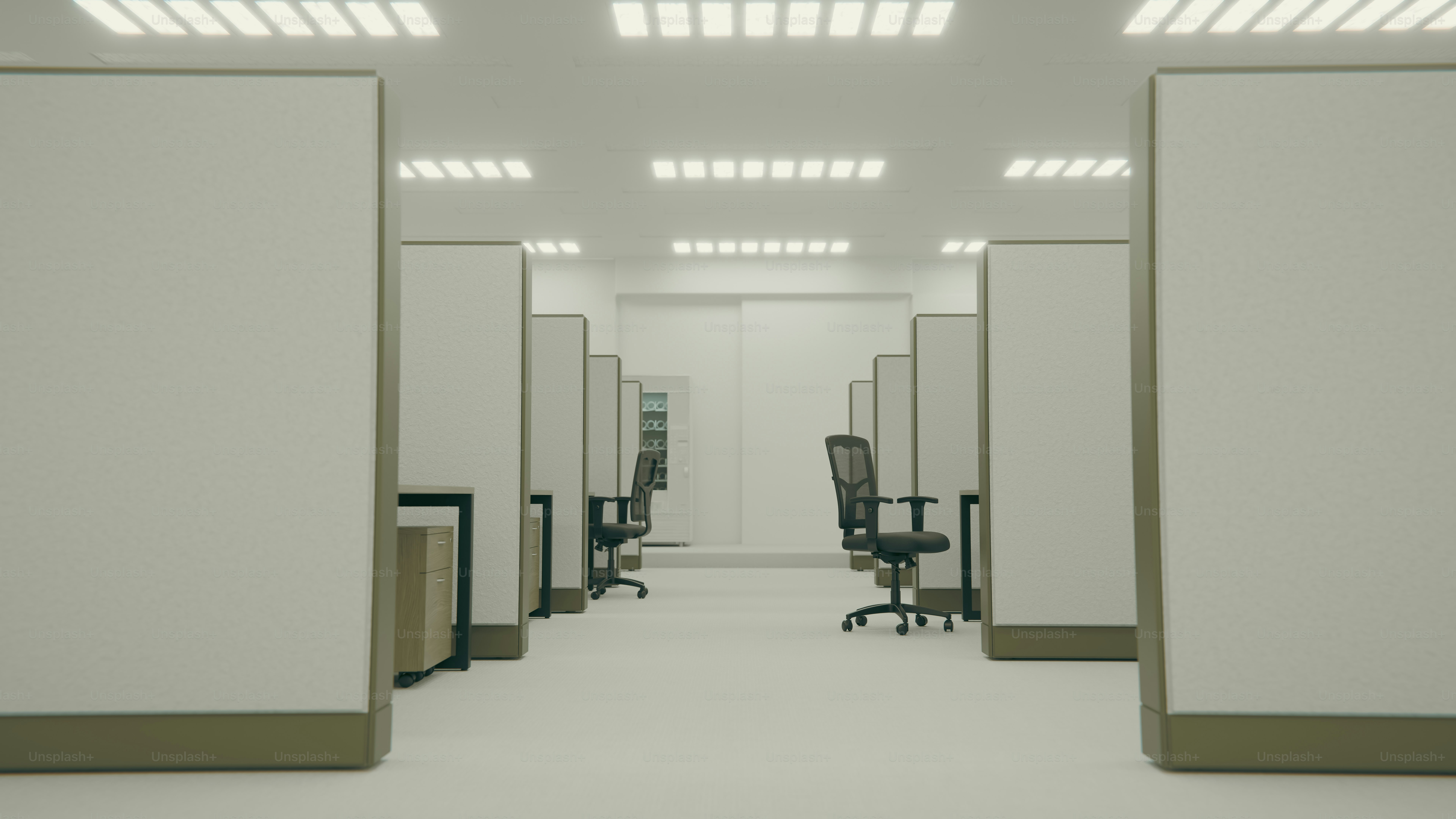 의자와 책상이 놓인 빈 사무실 칸막이.