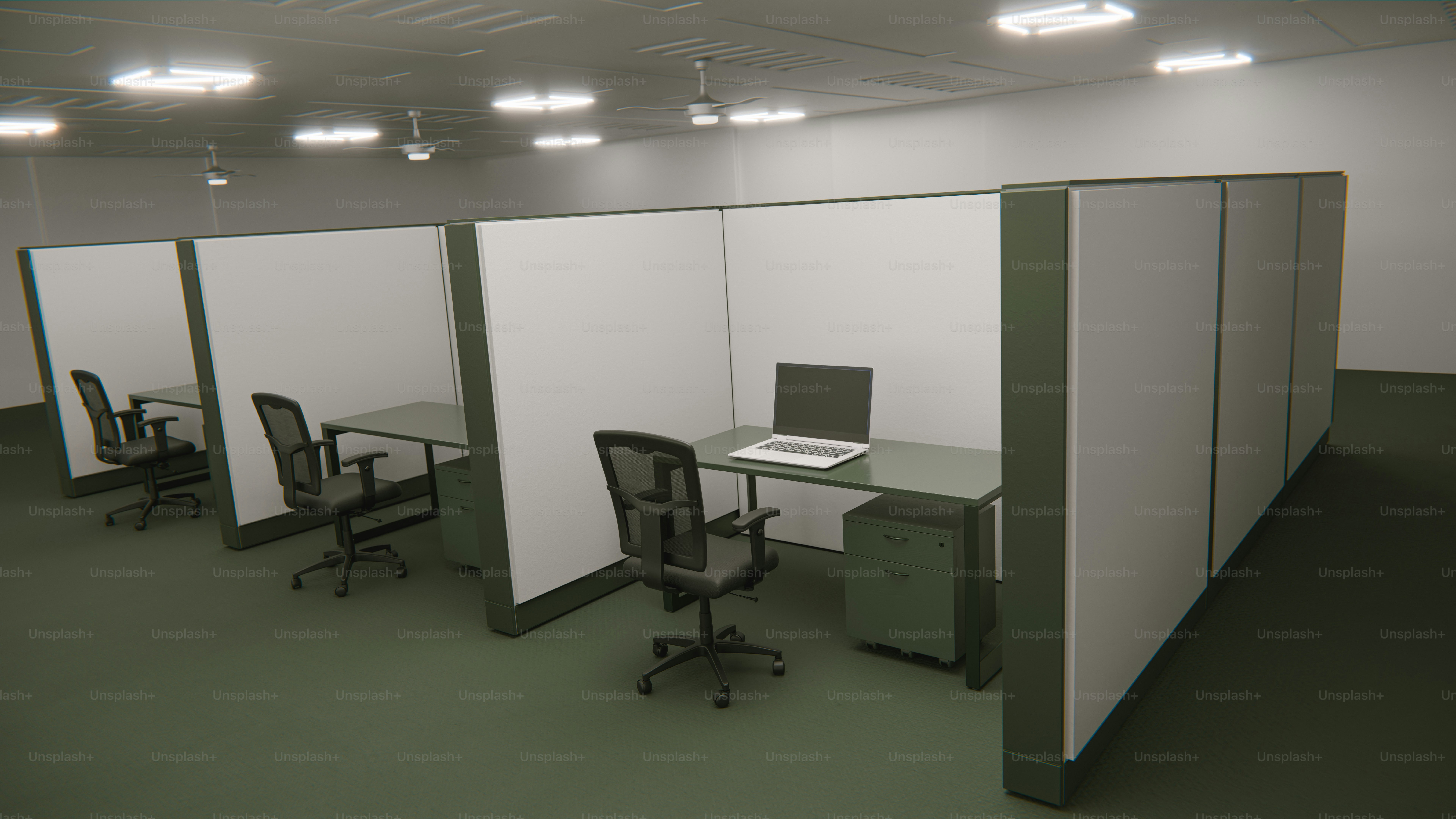 책상과 의자가 놓인 빈 사무실 칸막이.