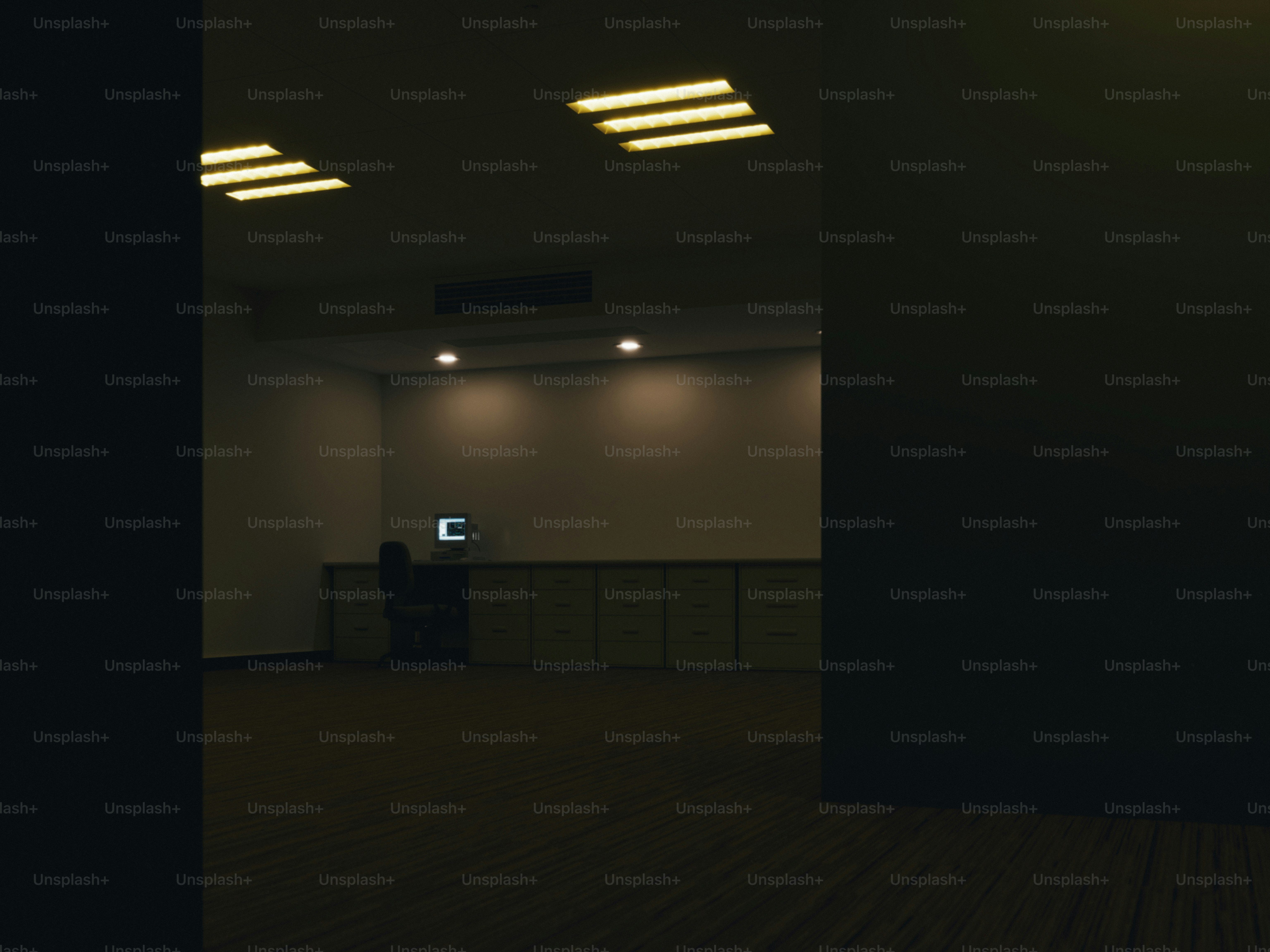 Kamar kosong dengan remang-remang dengan meja dan komputer