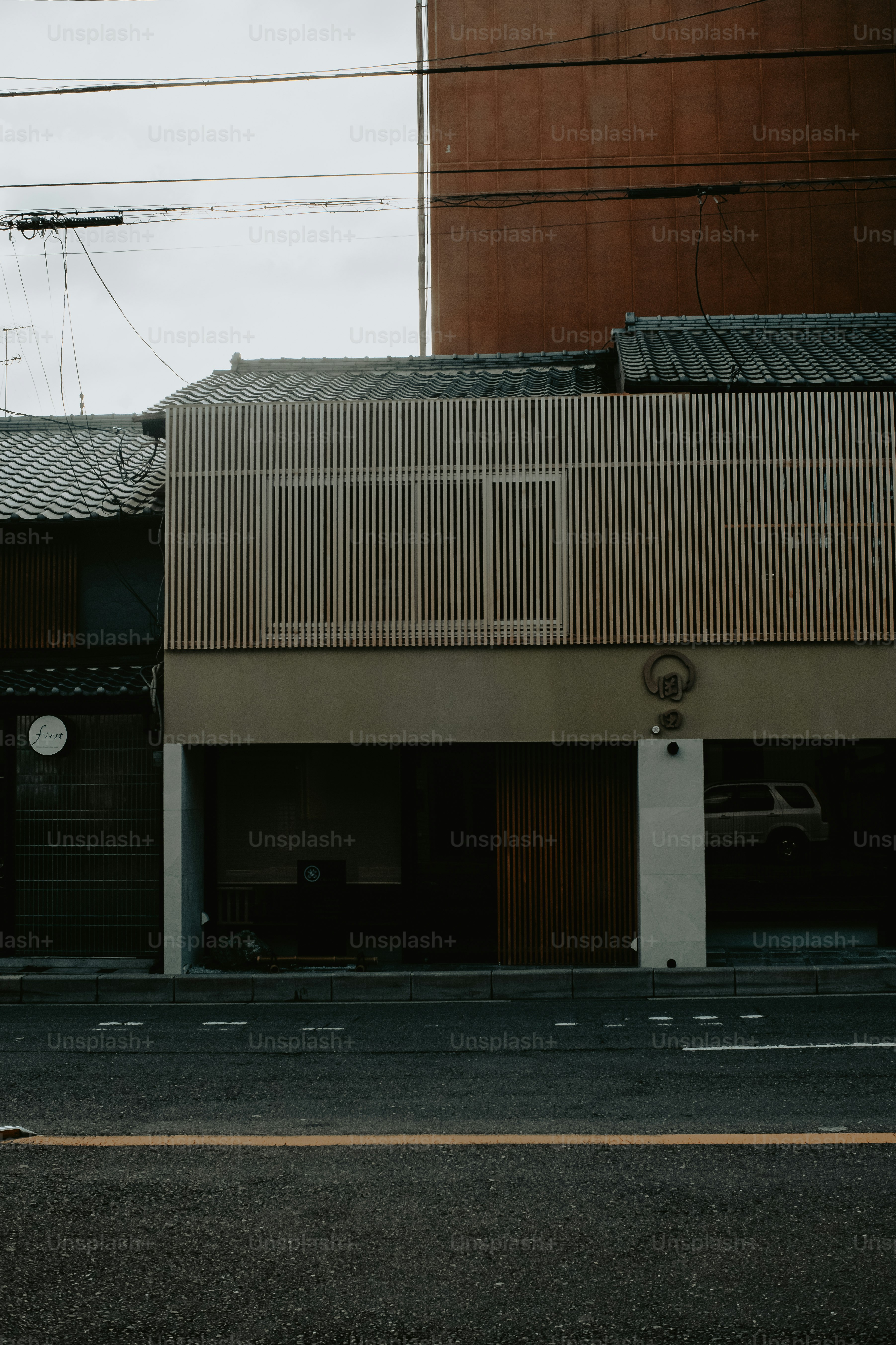 나무 판자와 어두운 창문이 있는 현대식 건물 외관