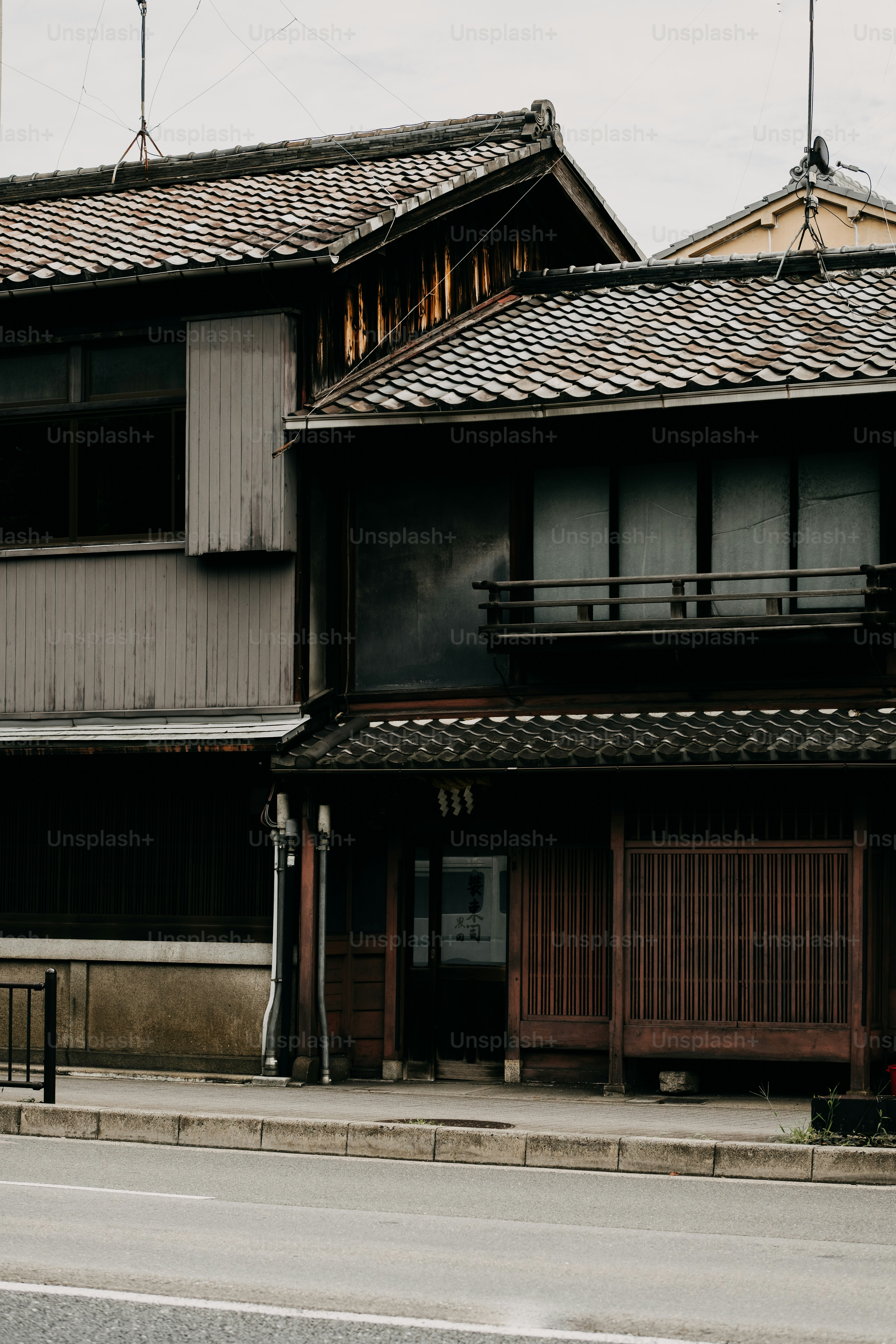 기와 지붕이 있는 전통적인 일본 목조 주택들.