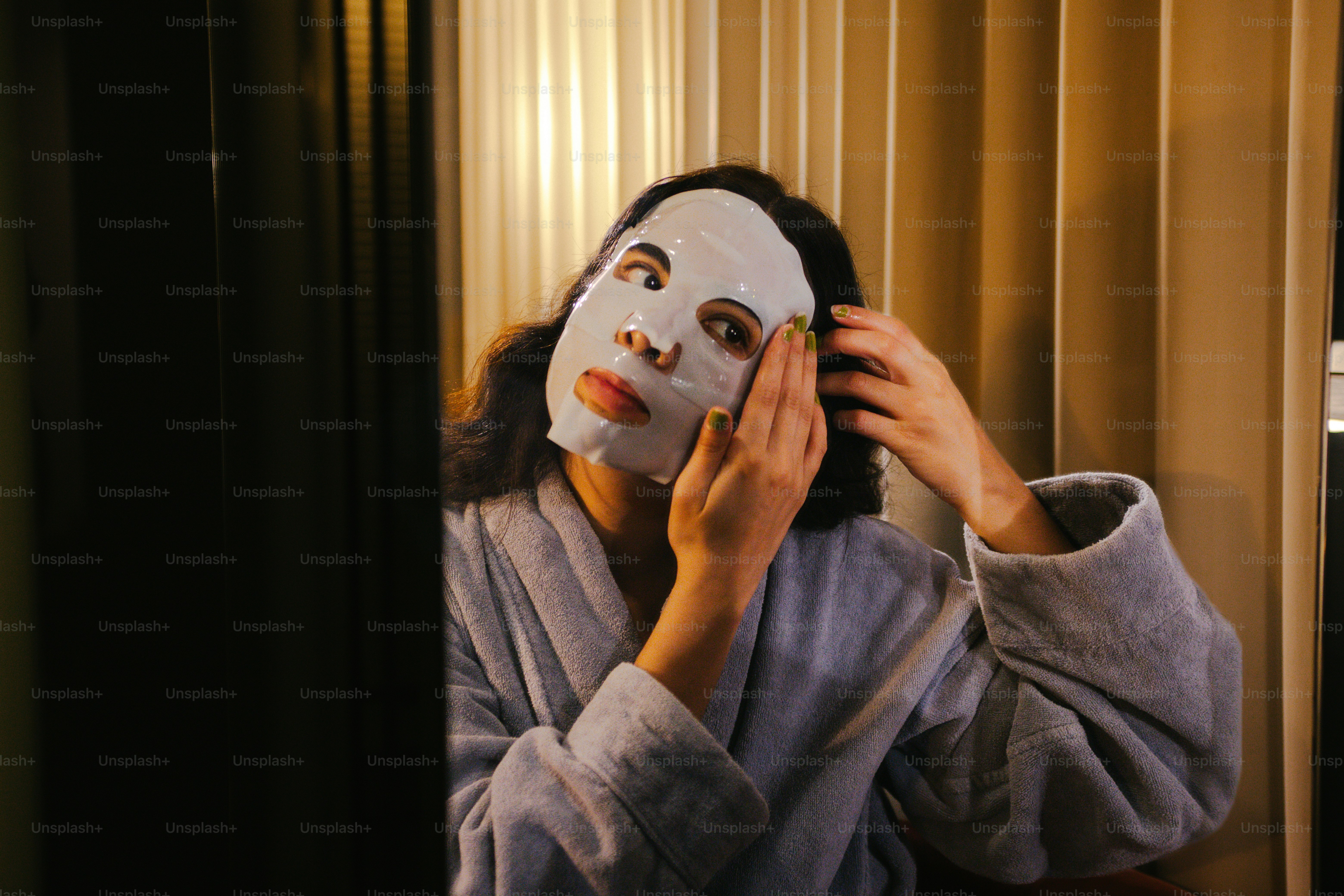 Donna che indossa una maschera viso in accappatoio.