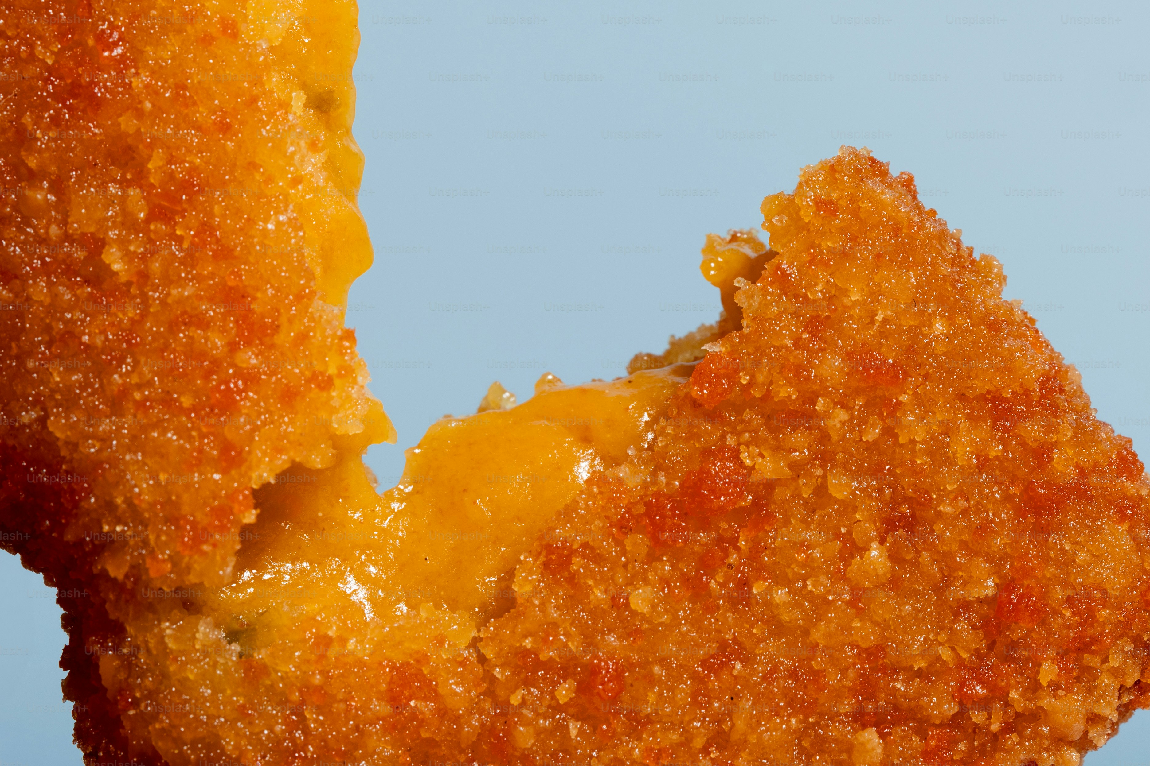 Bouchées de fromage frit croustillantes avec du fromage fondu et gluant