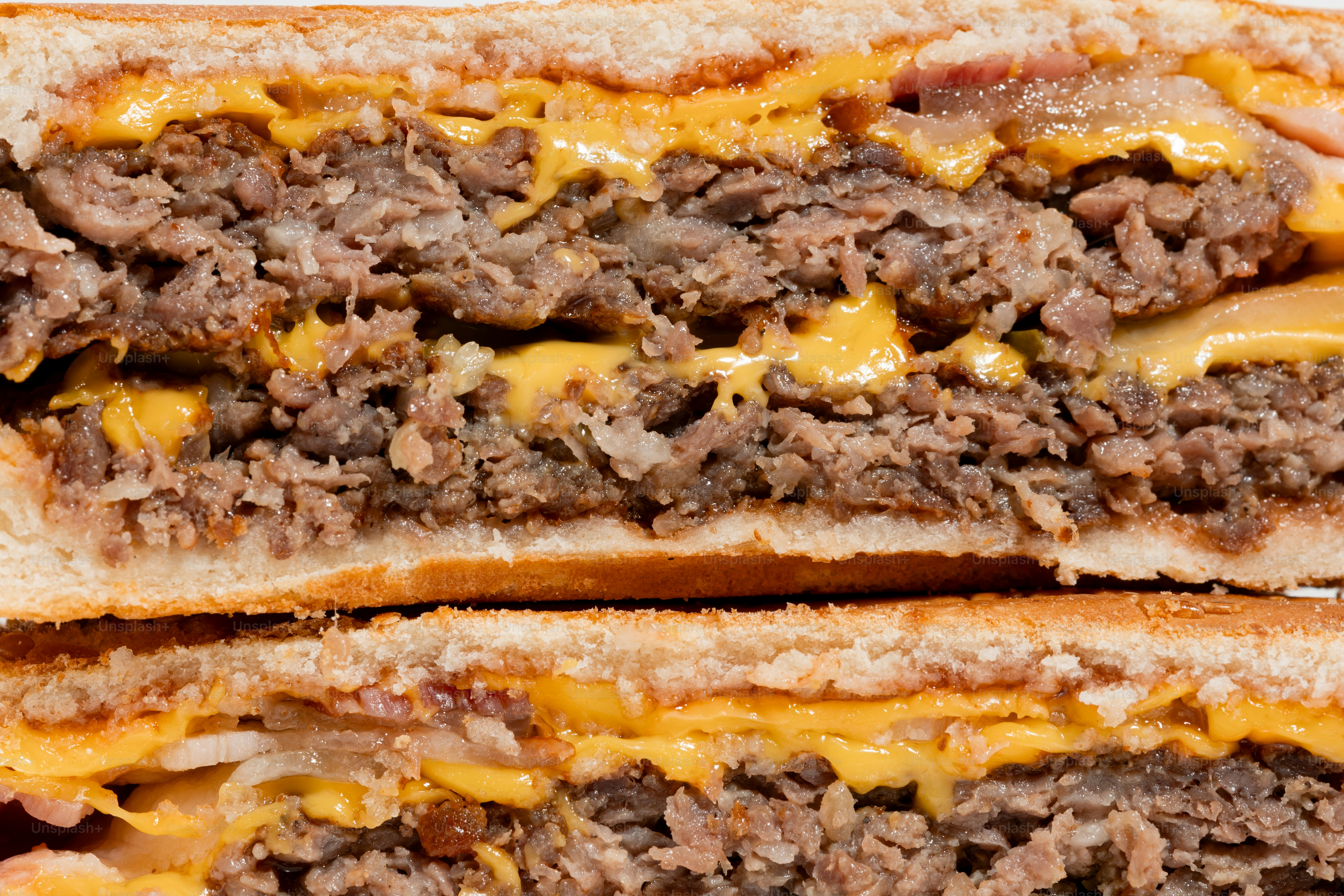 Un cheeseburger denso e succoso tagliato a metà