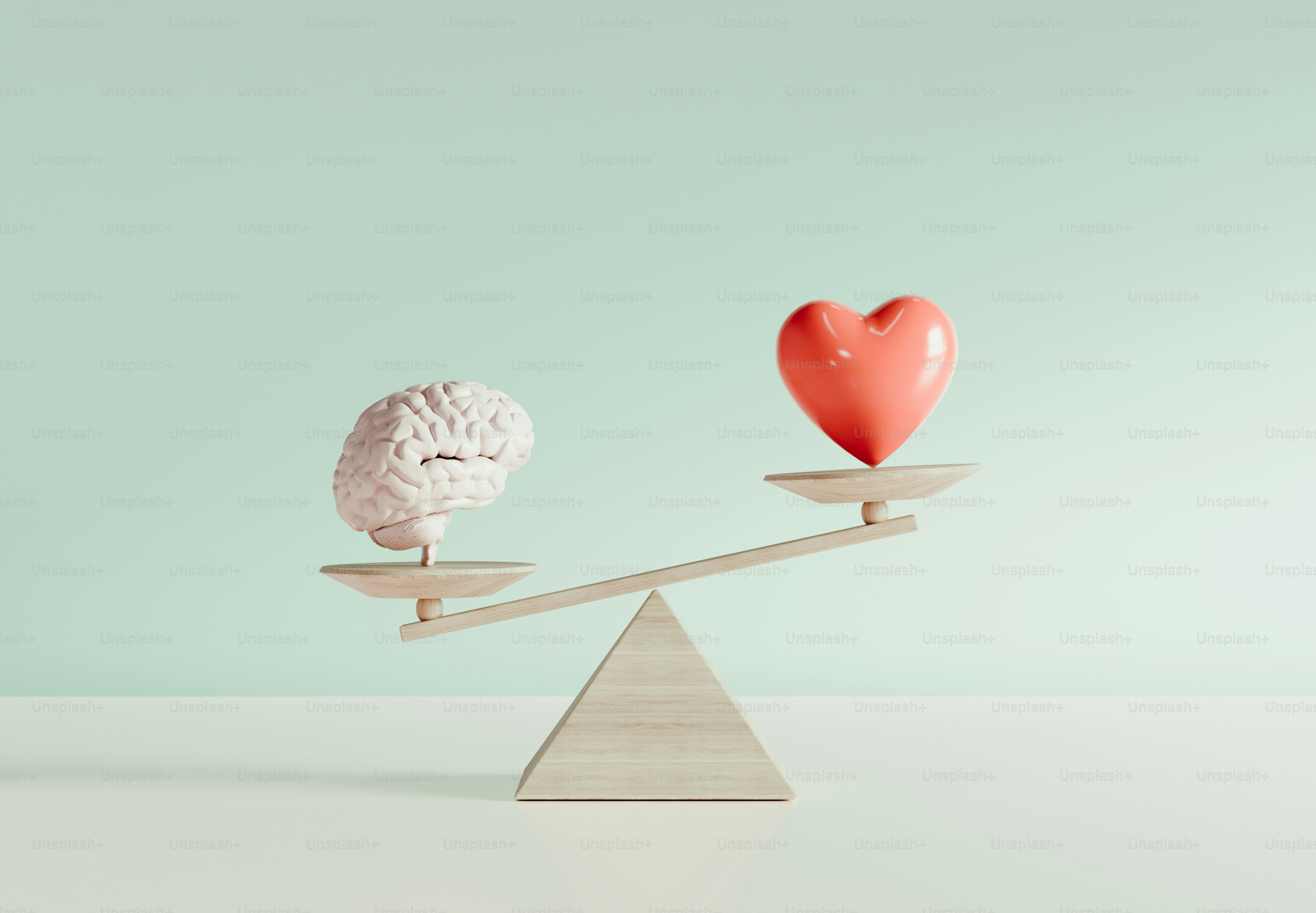 Un cervello e un cuore su una bilancia.