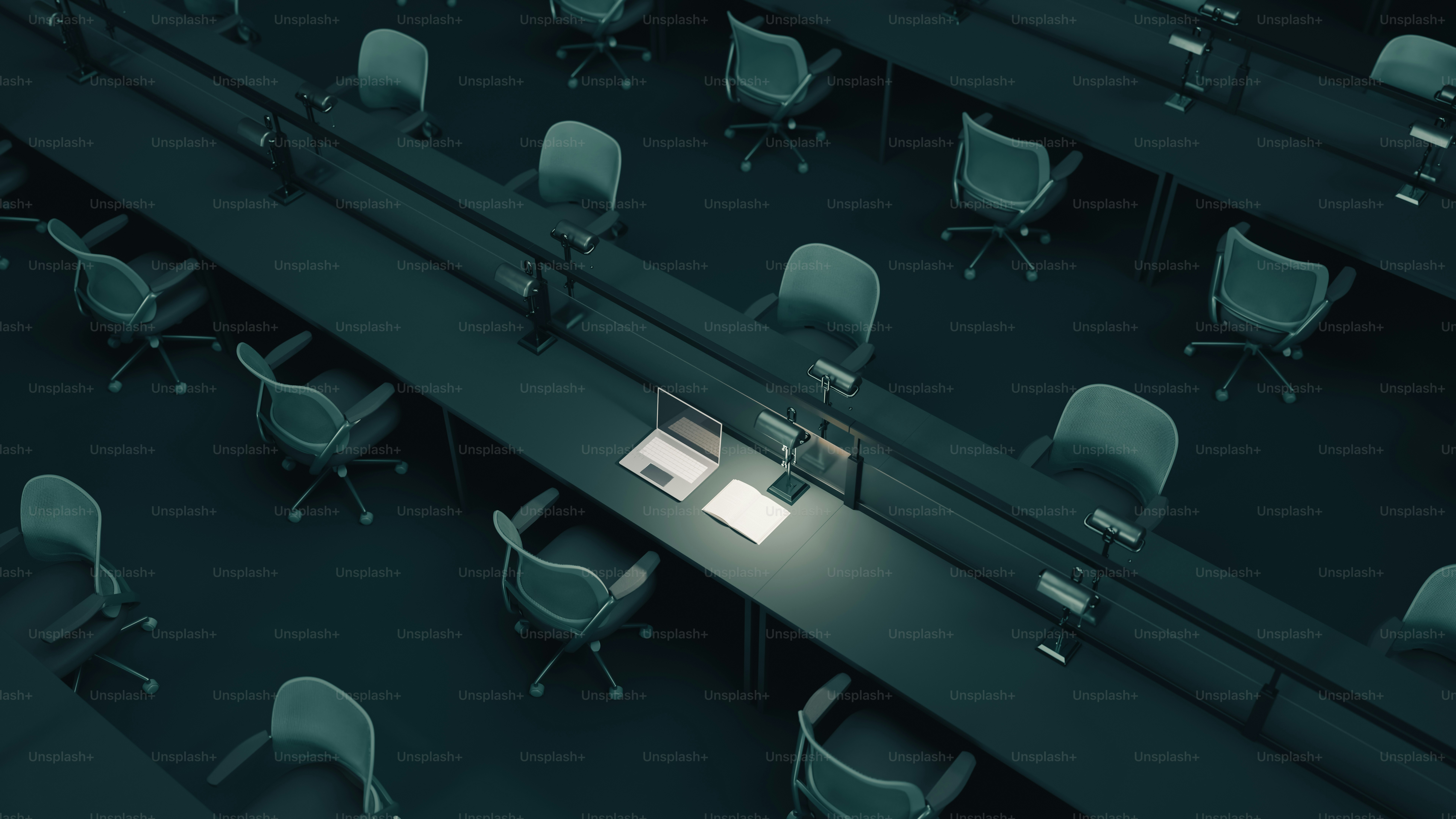 책상 위에 노트북 두 대가 있는 빈 사무실.